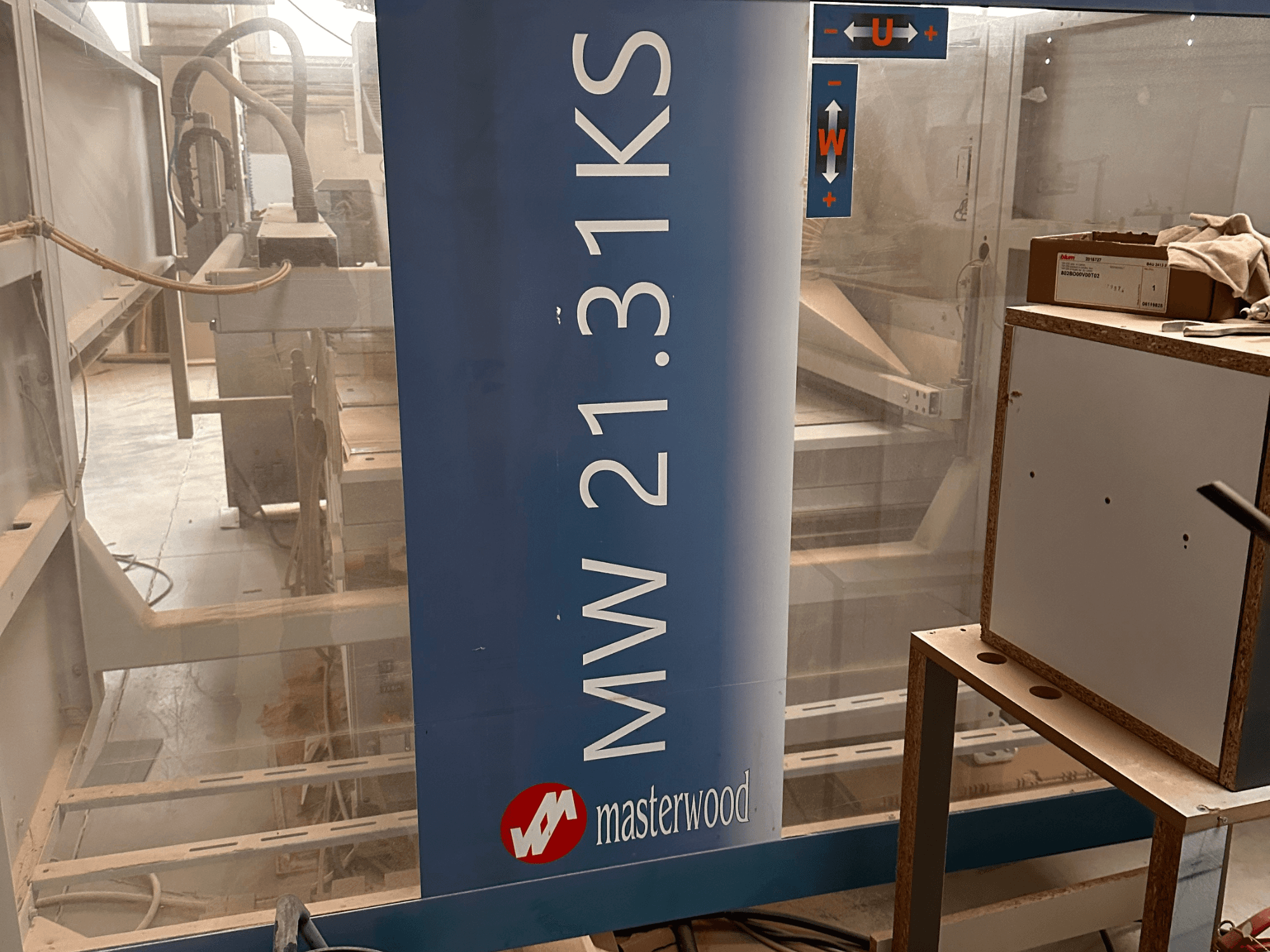 Сверлильный станок по дереву MASTERWOOD Ks 21.31, вид спереди, демонстрирующий детали модели и окружающую рабочую зону.