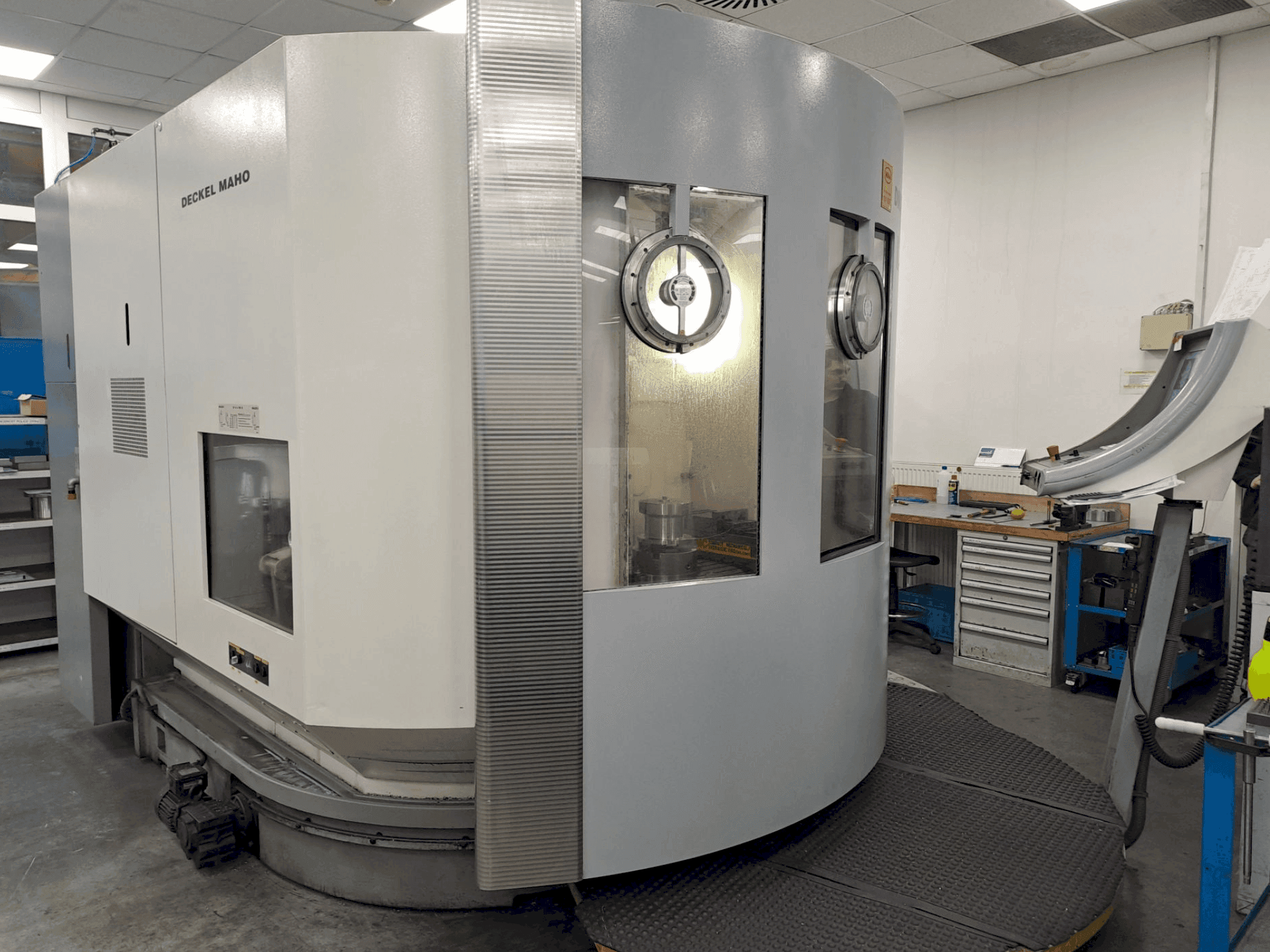 Вид станка DECKEL MAHO DMU 100T спереди