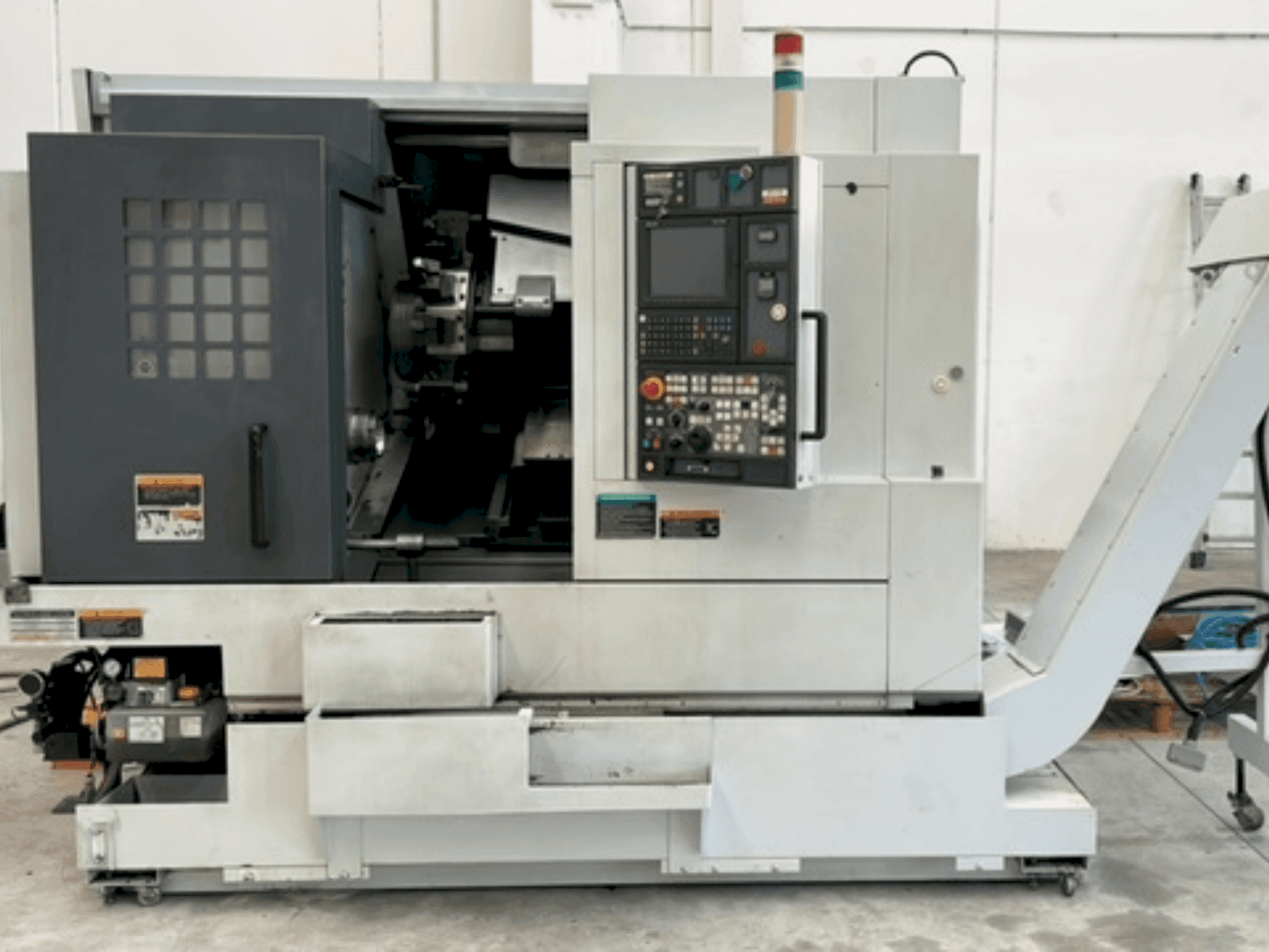 Вид станка MORI SEIKI NL 2000Y/500 спереди