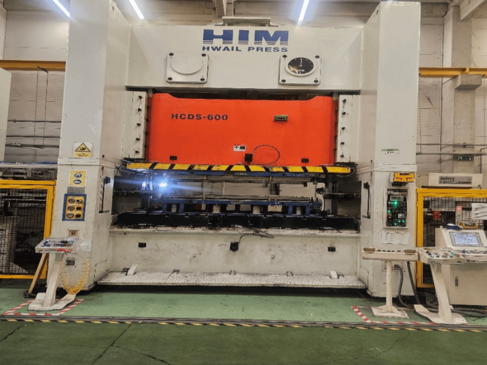 Механический штамповочный пресс HIM HWAIL PRESS HCDS-600, вид спереди, с оранжевой прижимной плитой и панелью управления.