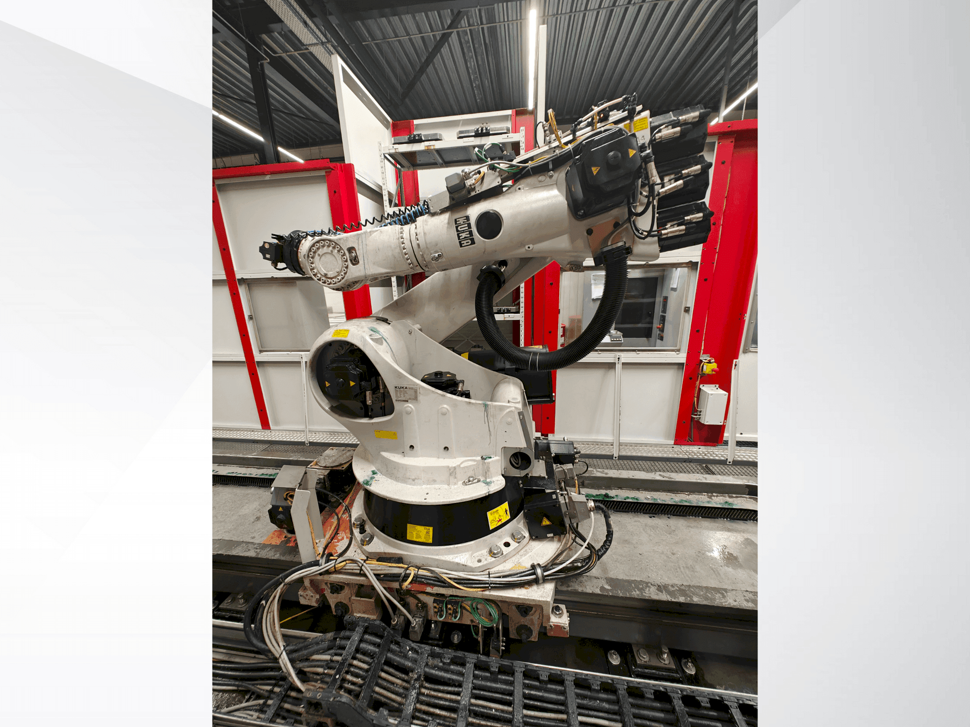 Вид станка KUKA KR 270-2 спереди