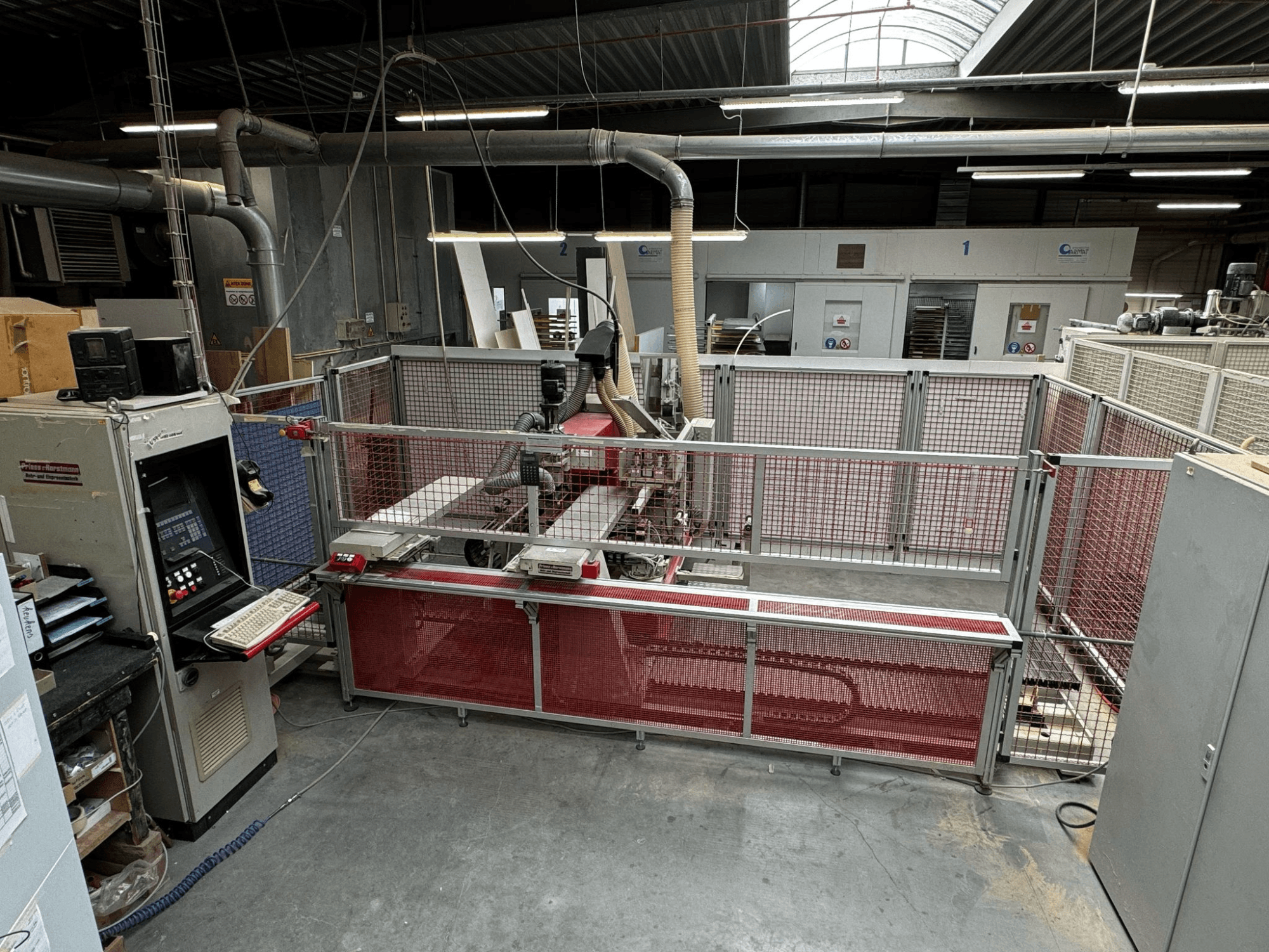 Многошпиндельный сверлильный станок BAT-III-CNC производства компании PREISS U HORTSTMANN, вид сверху с панелью управления и защитными ограждениями.
