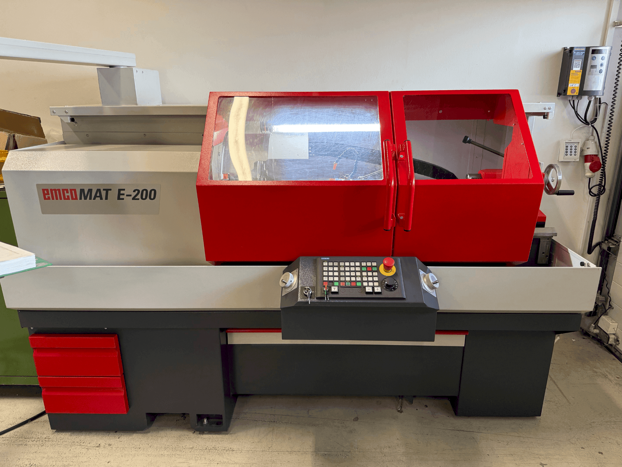 Вид станка EMCO Emcomat E-200 спереди