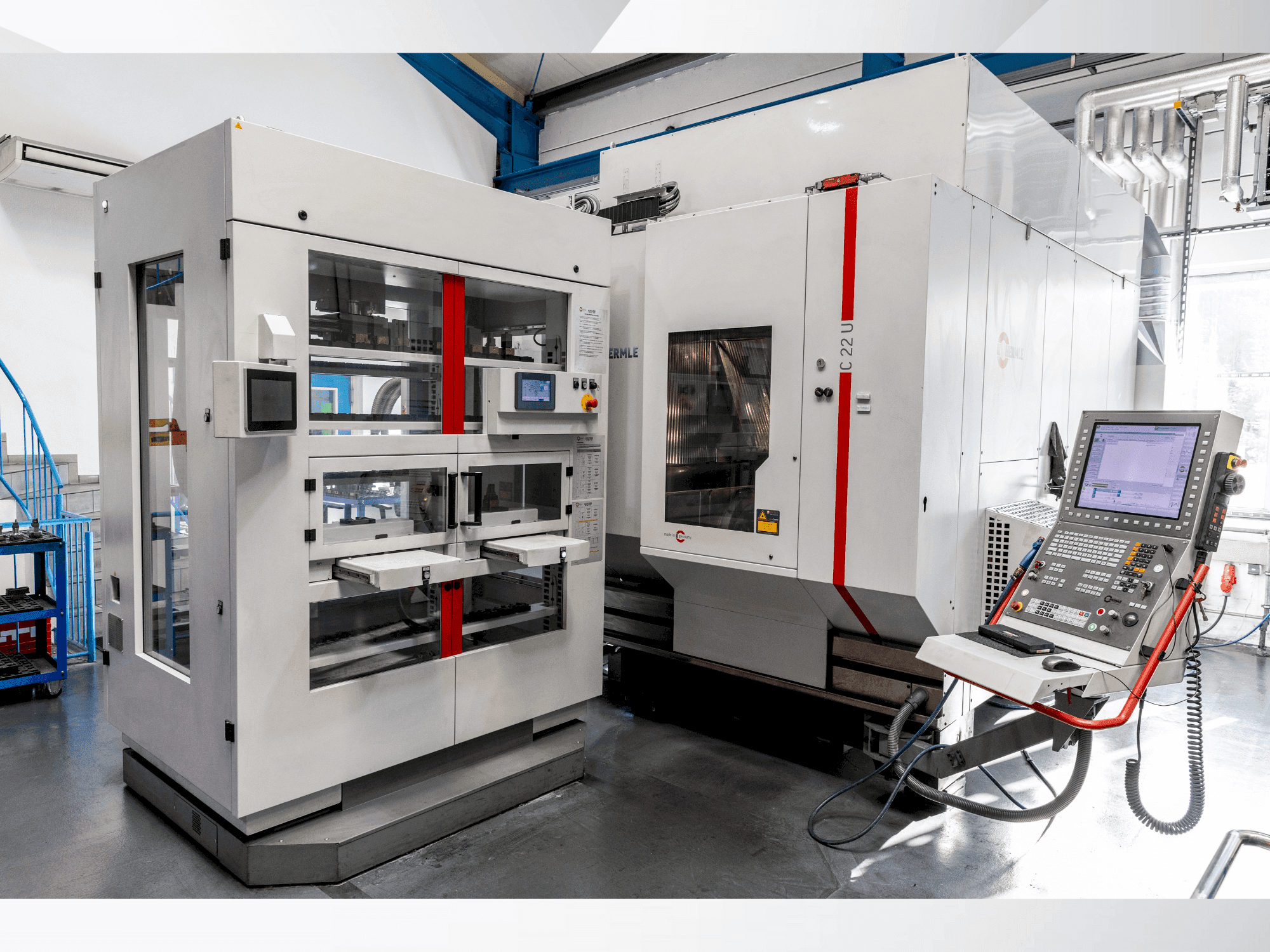 Вид станка HERMLE C22 with handling system IH30 спереди