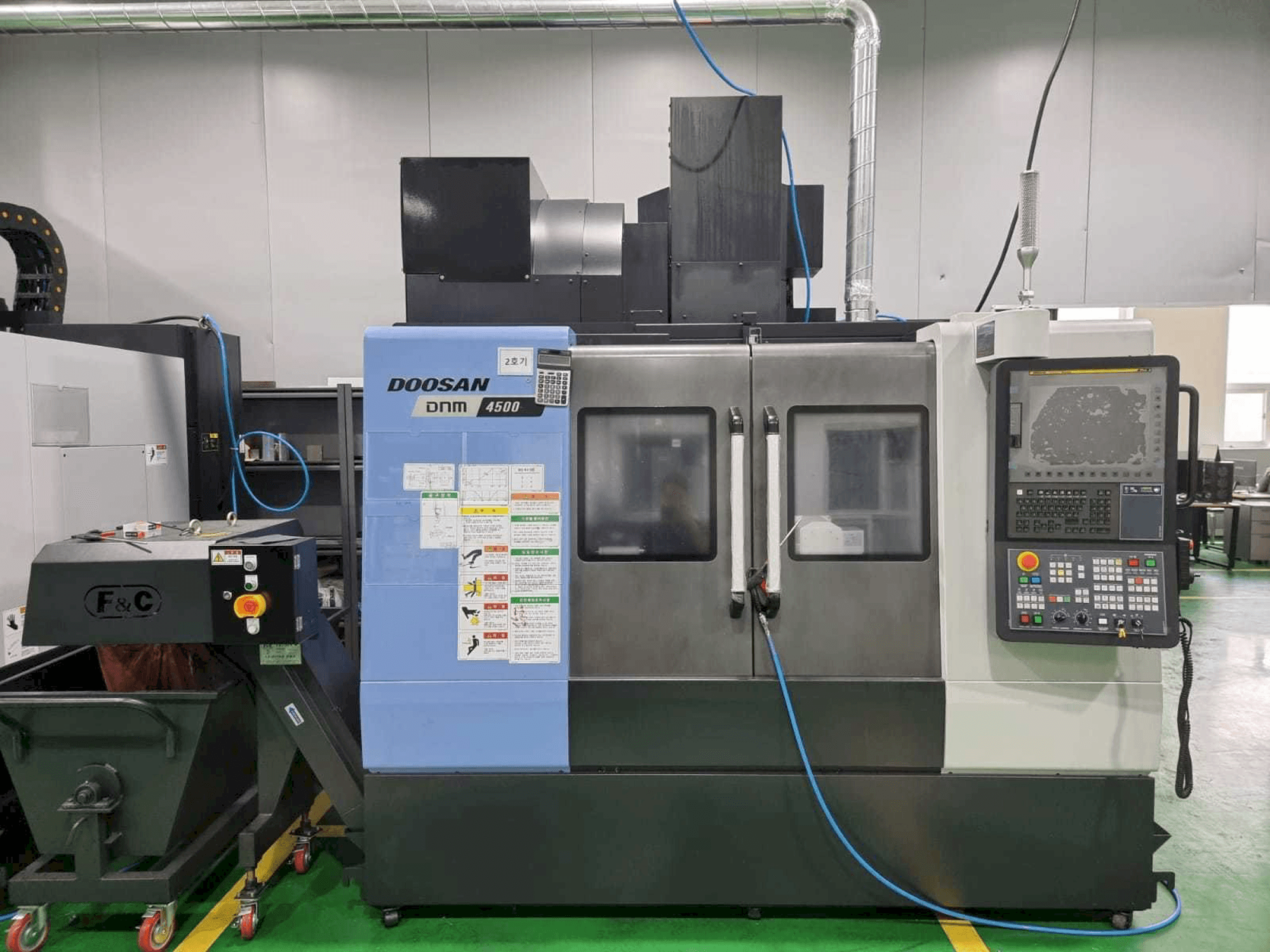 Вид станка Doosan DNM 4500 спереди