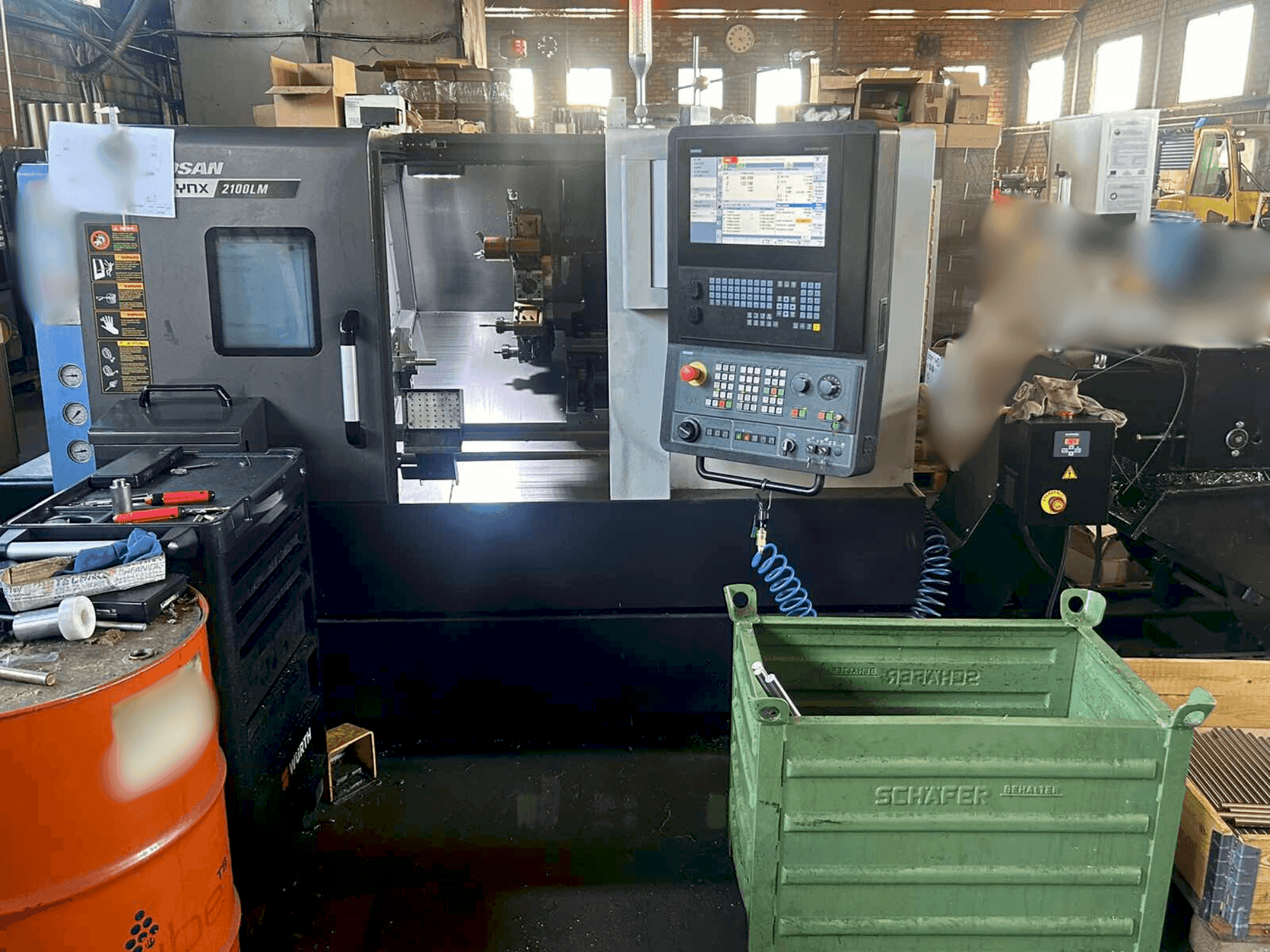 Вид станка DOOSAN LYNX 2100 LMB спереди