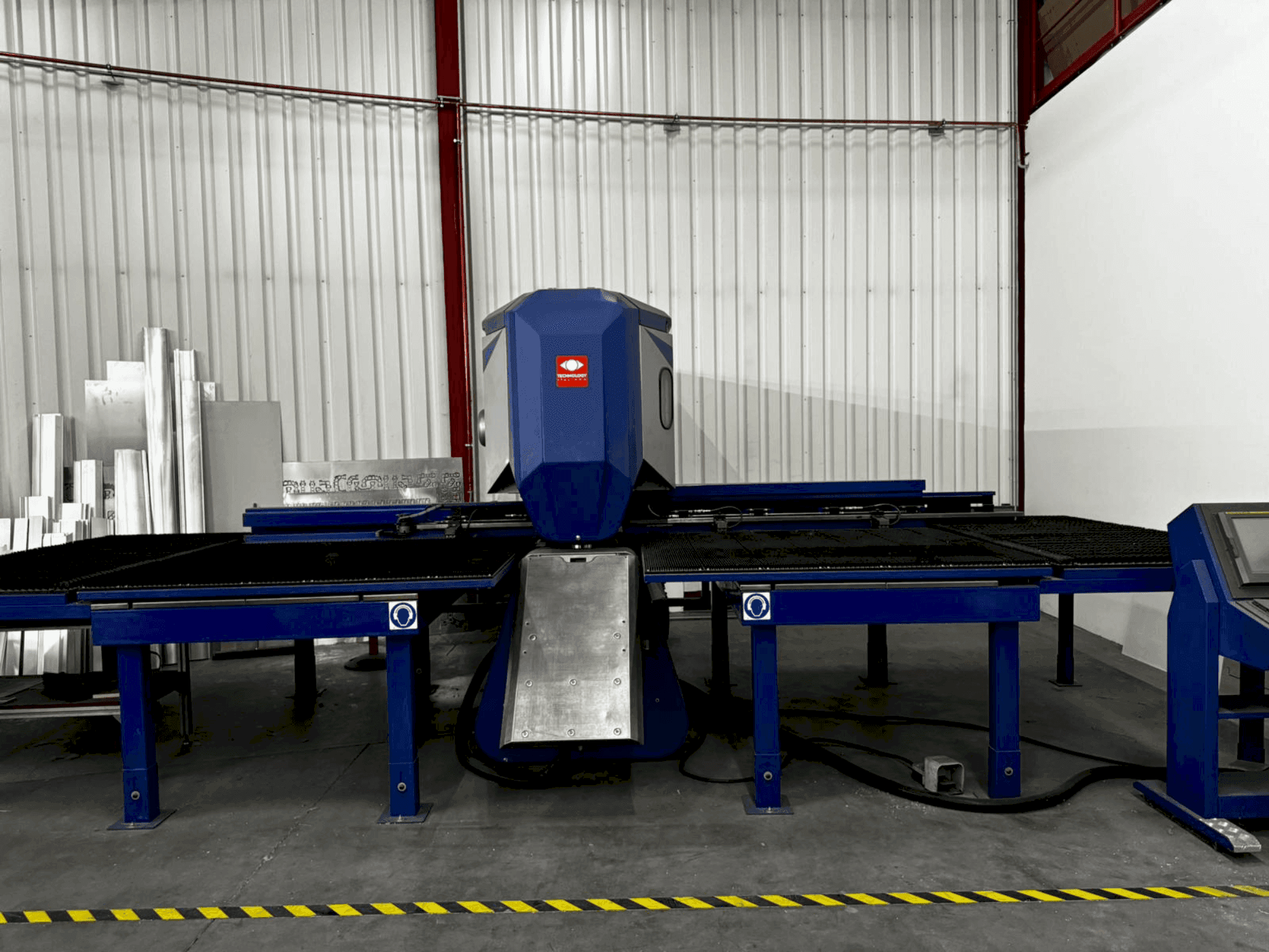 Вид станка TECHNOLOGY Tecnotransfer 1500x3000 спереди