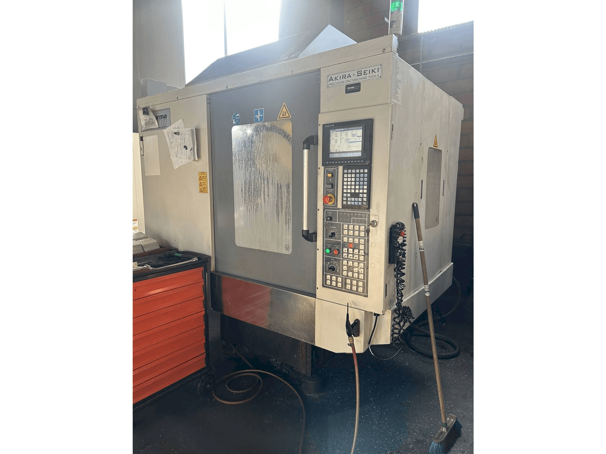 Вид станка Akira Seiki PC700 спереди