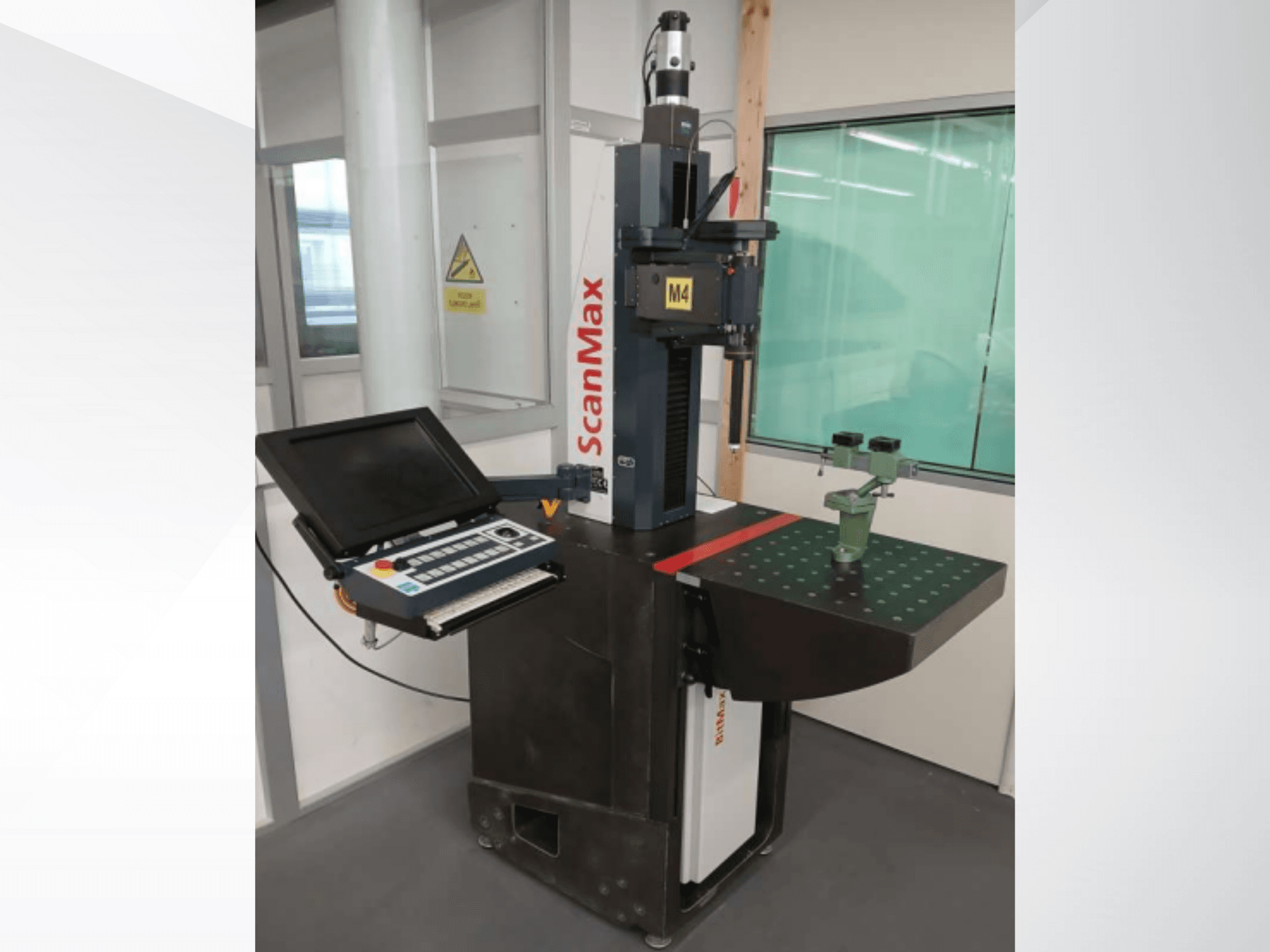Измерительная машина ScanMax M4, вид спереди с панелью управления и зеленым калибровочным приспособлением на точечном рабочем столе.