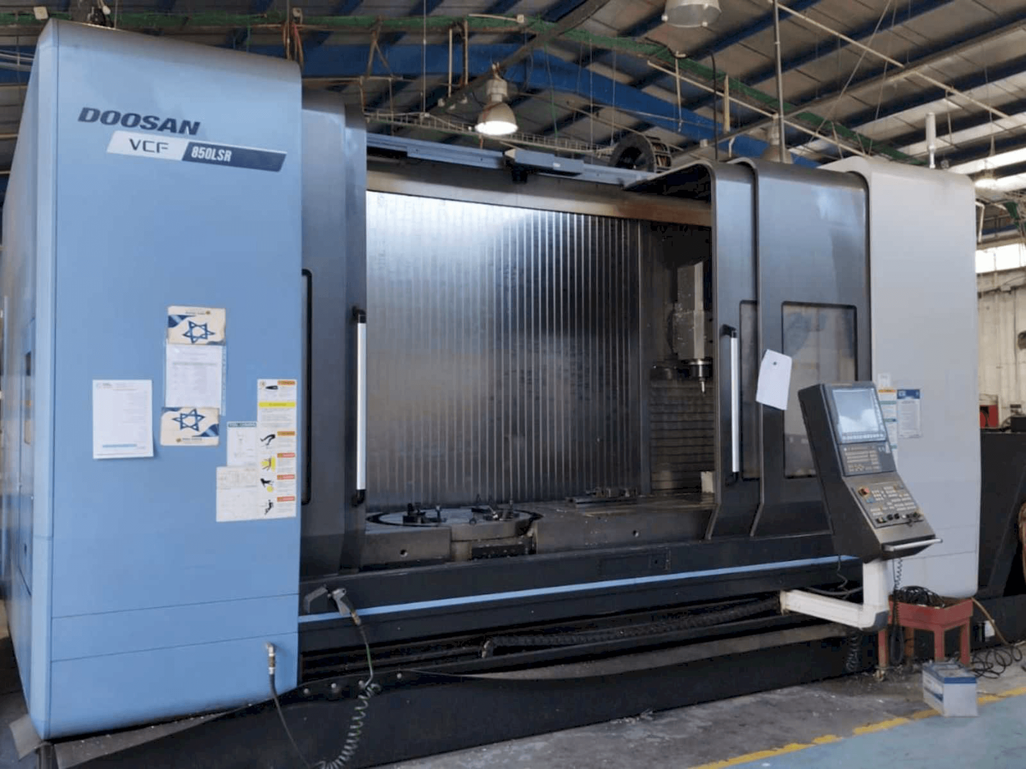 Вид станка Doosan VCF 850LSR спереди