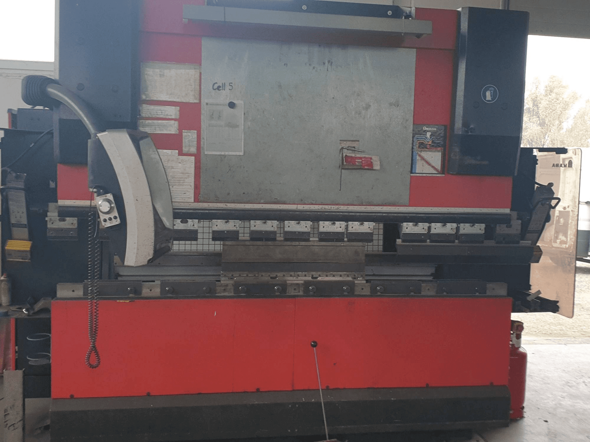 Вид станка AMADA HFE 8025/7 спереди