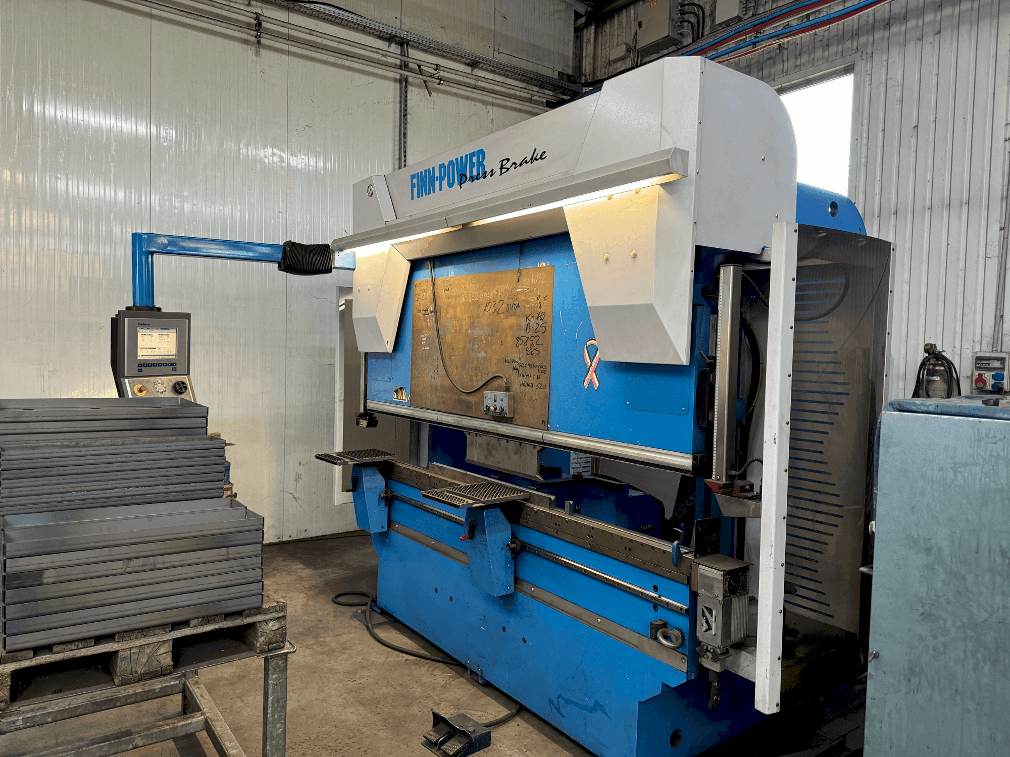 Вид станка Finn-Power B80.2550 спереди