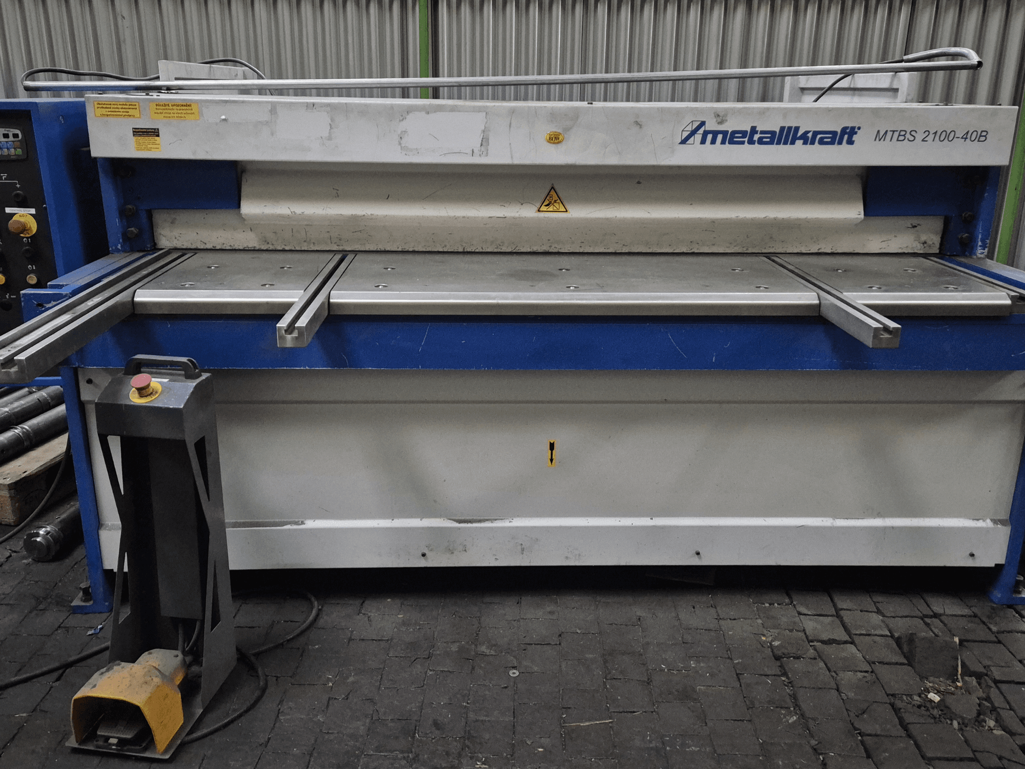 Машинка для стрижки с ЧПУ Metallkraft MTBS 2100-40B, вид спереди, демонстрирующий панель управления и стол для стрижки с функциями безопасности.