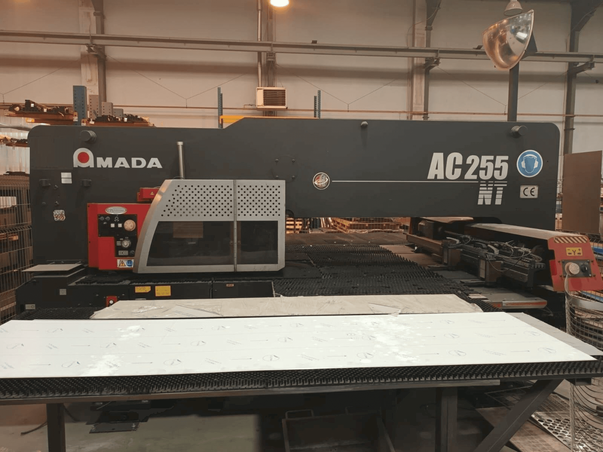 Вид станка AMADA AC 255 NT спереди