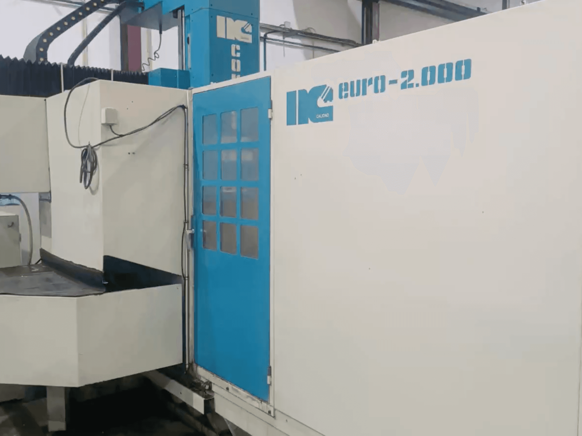Промышленный станок IK, модель Euro-2000, вид спереди, с большой фрезерной станиной и панелью управления.