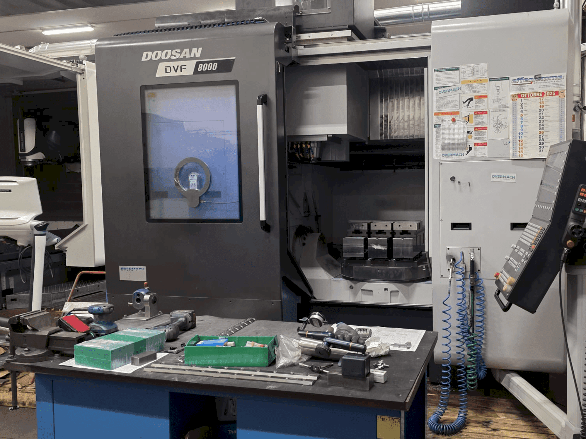 Вид станка DOOSAN DVF 8000 спереди