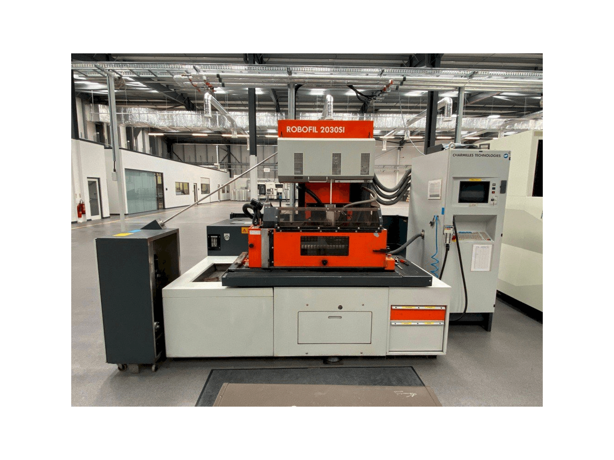 Вид станка CHARMILLES ROBOFIL 2030SI спереди