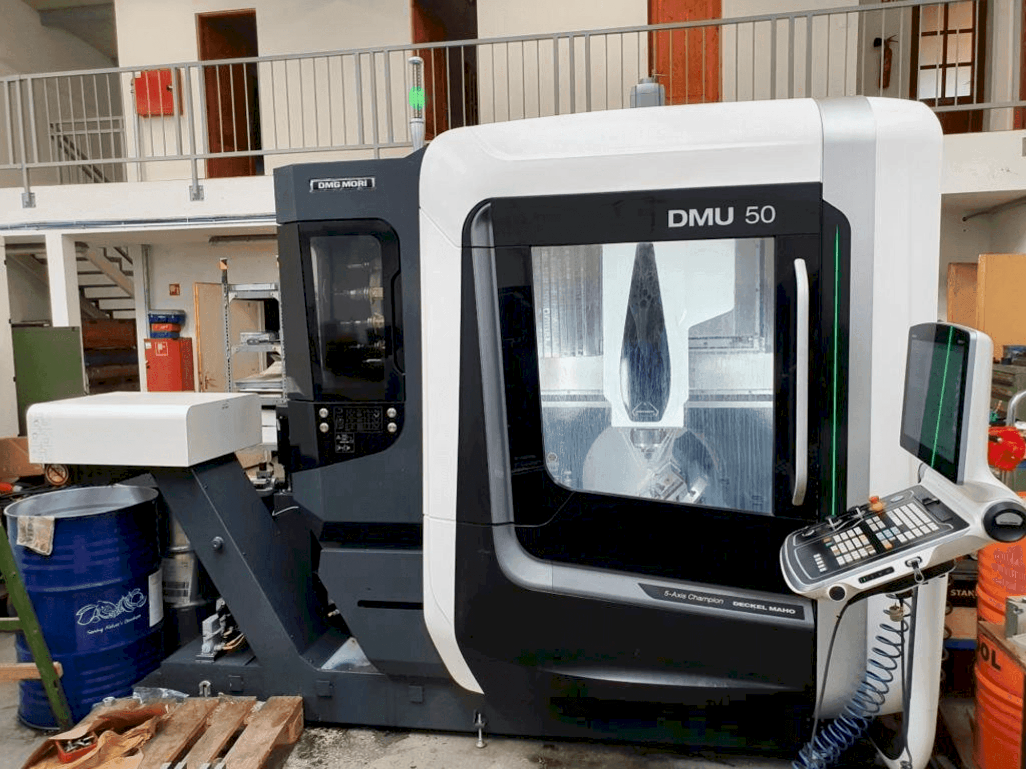 Вид станка DMG MORI DMU 50 спереди