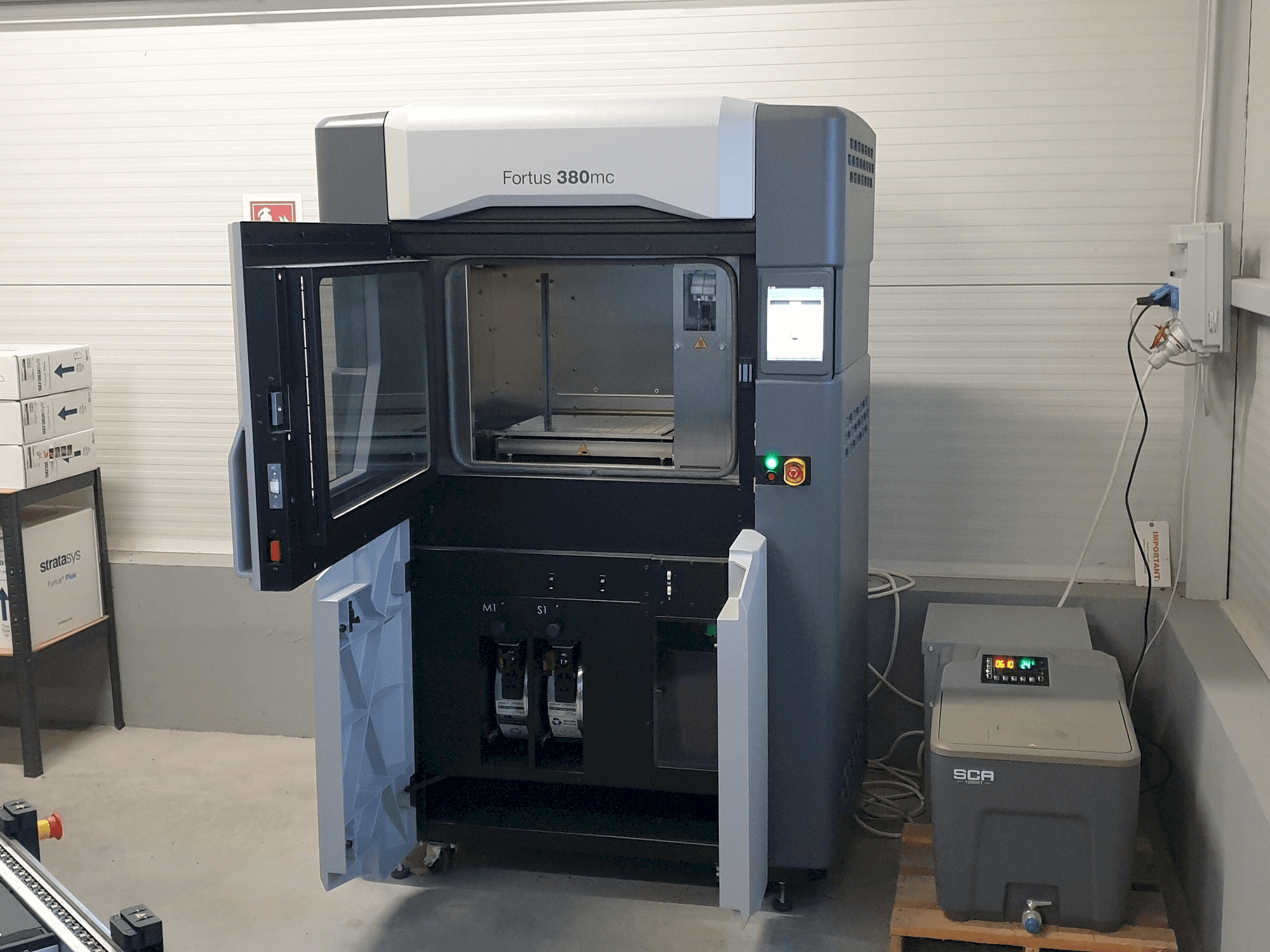 Вид станка Stratasys Fortus 380mc спереди
