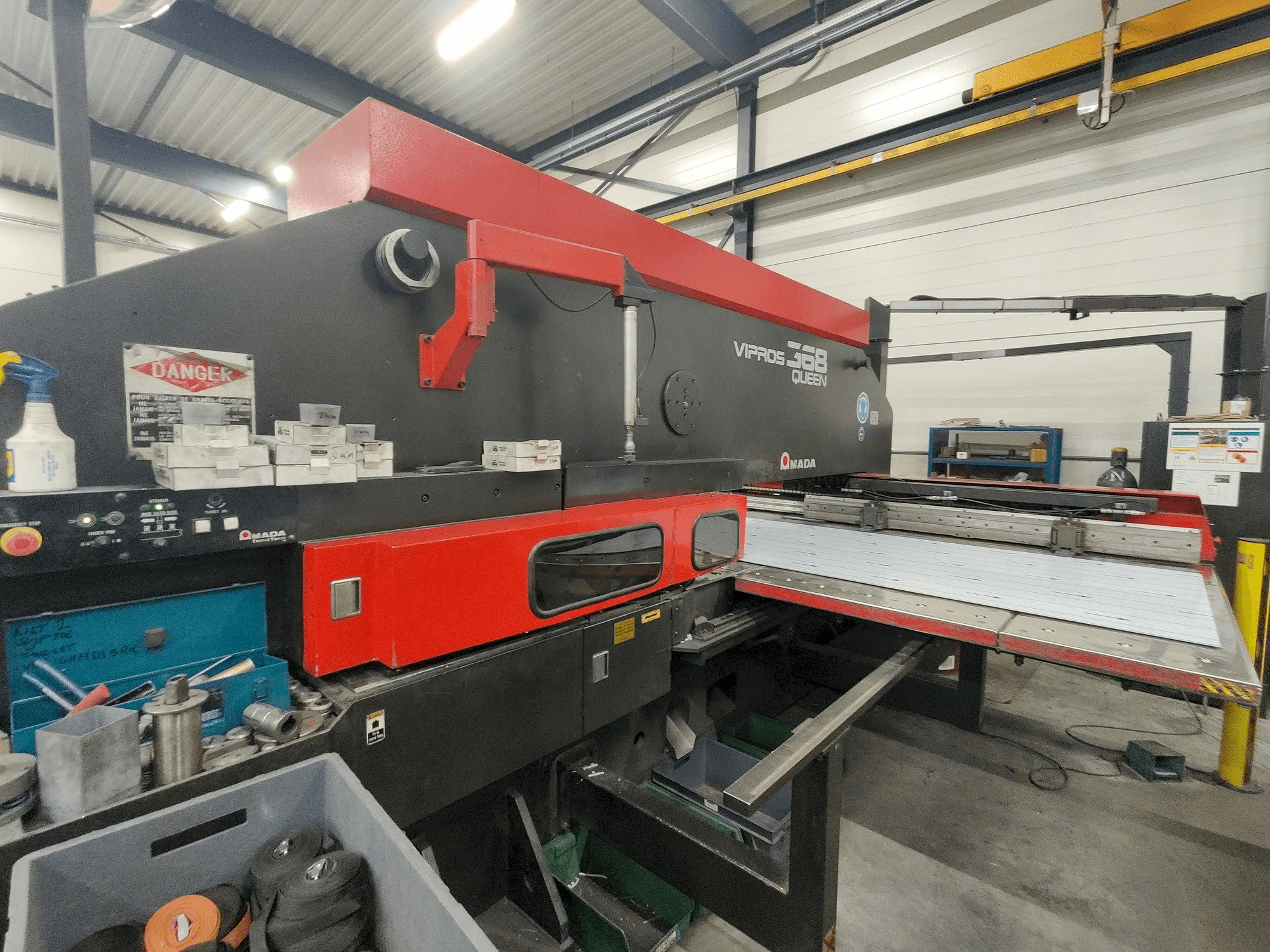 Вид станка AMADA Vipros 357 Queen спереди