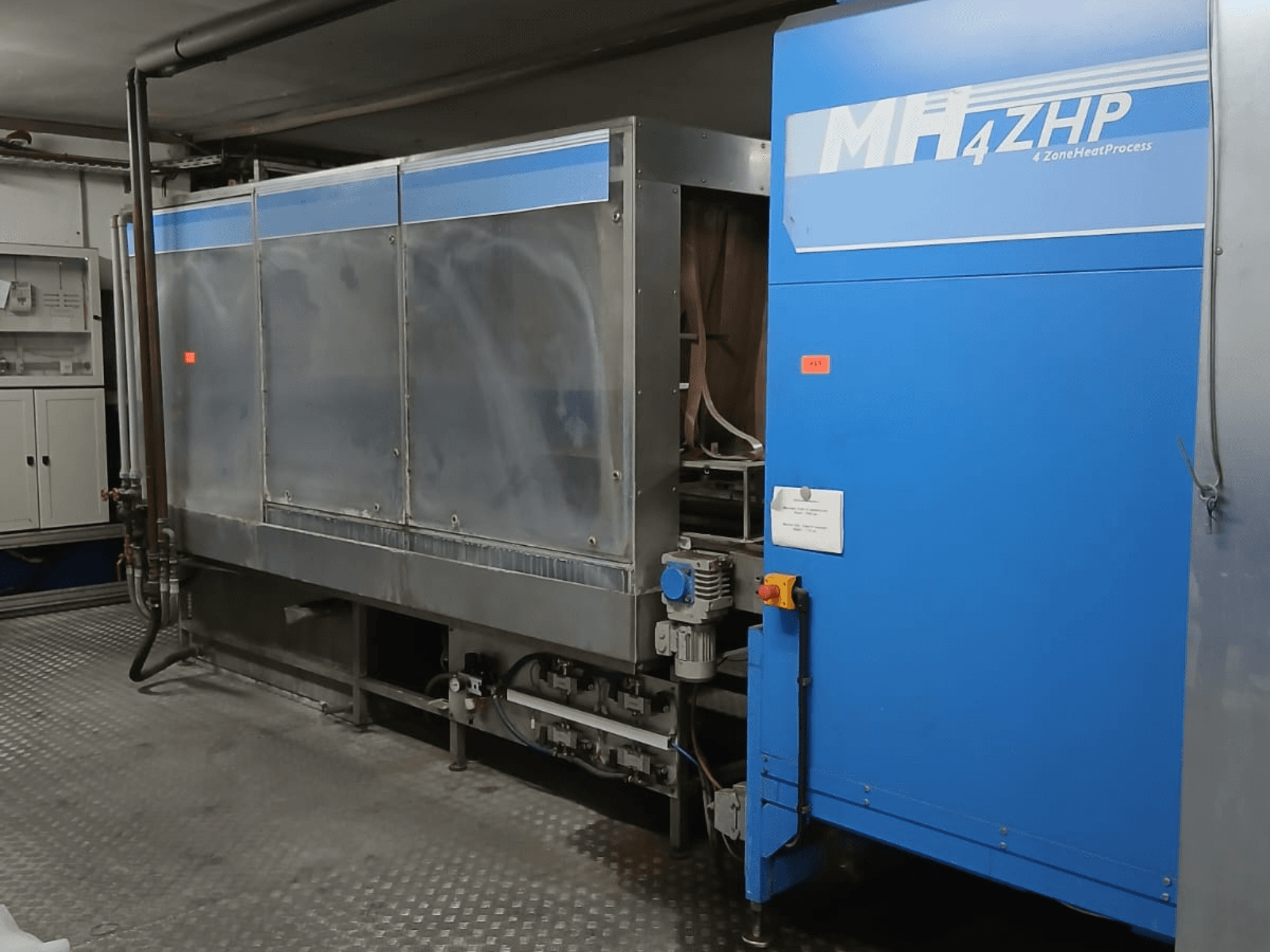 Промышленная машина MH 4ZHP с видом сбоку, демонстрирующим конструкцию из нержавеющей стали и синюю панель с элементами управления.