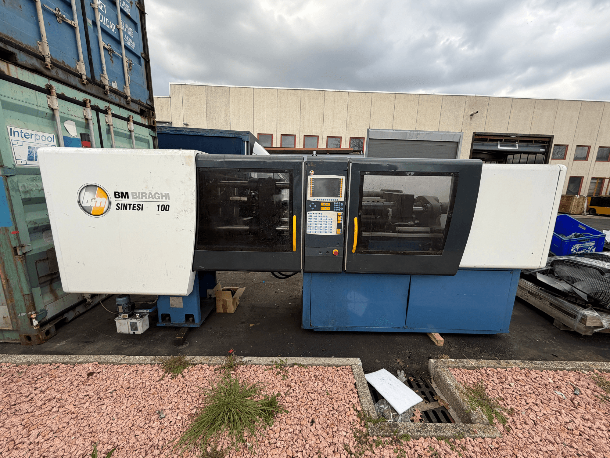 Гидравлическая машина для литья под давлением Negri Bossi BM BIRAGHI SINTESI 100, вид спереди, демонстрирует панель управления и особенности конструкции.
