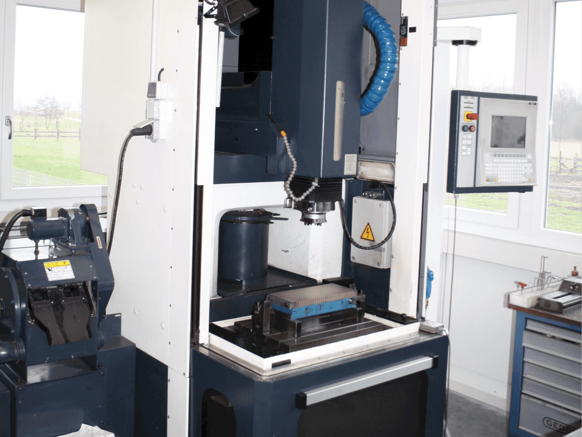 Вид станка Makino EDNC 30 спереди