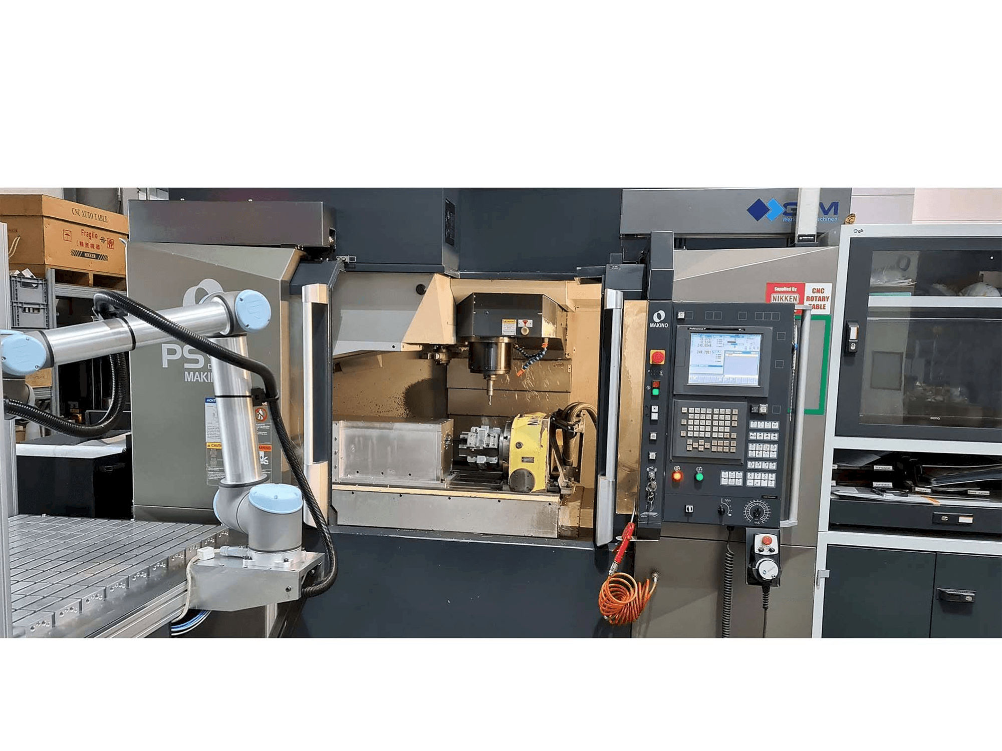 Вид станка Makino PS95 спереди