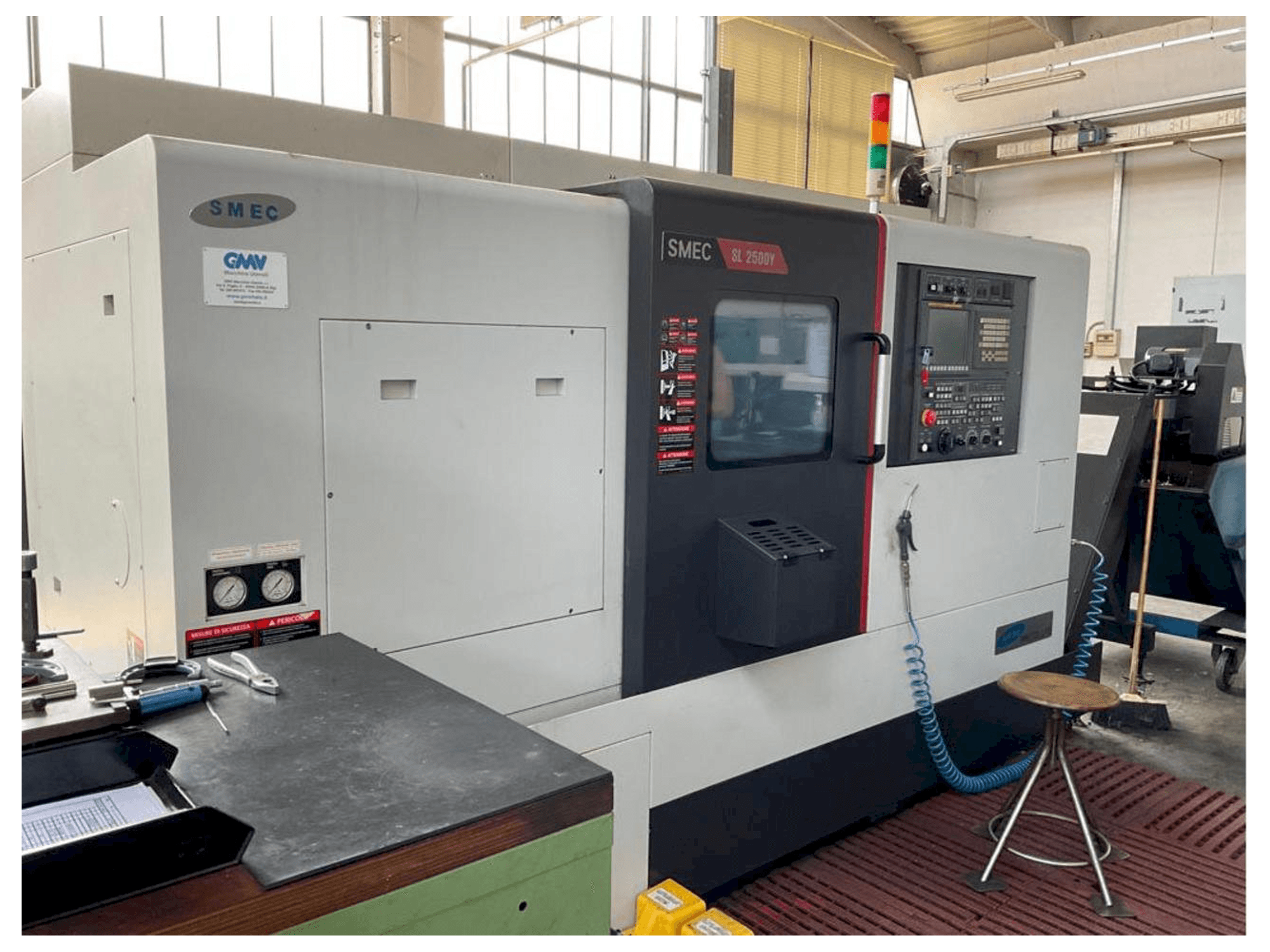 Вид станка SMEC SL-2500Y спереди