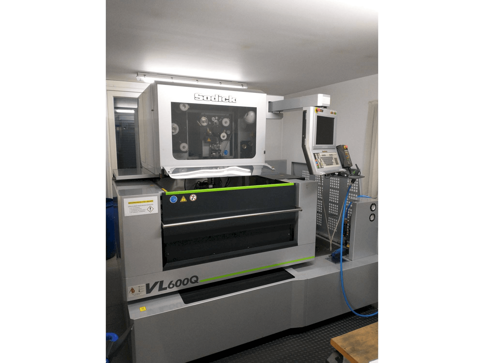 Вид станка Sodick VL600Q спереди