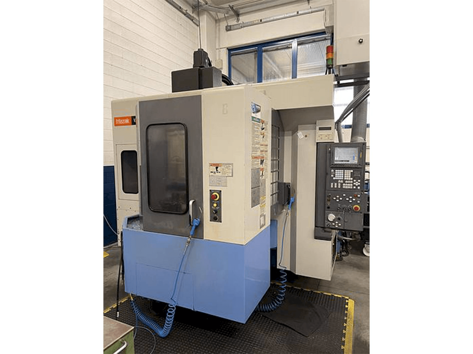 Вид станка Mazak Variaxis 500-5X спереди