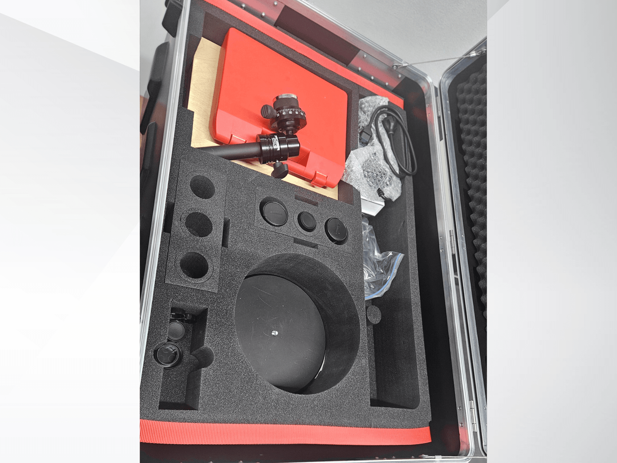 Компоненты оптической измерительной машины ZEISS GOM ATOS 5 в пенопластовом кейсе с объективом, аксессуарами и защитной упаковкой.