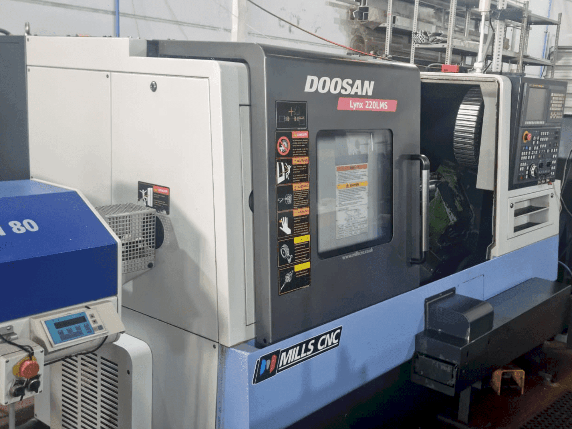 Вид станка DOOSAN Lynx 220 LMSA спереди