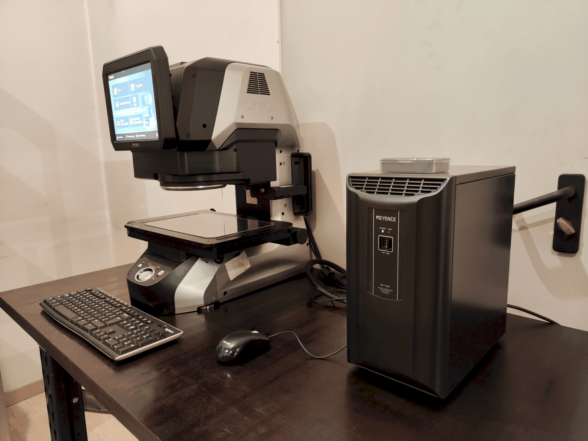 Вид станка KEYENCE IM-7030T спереди