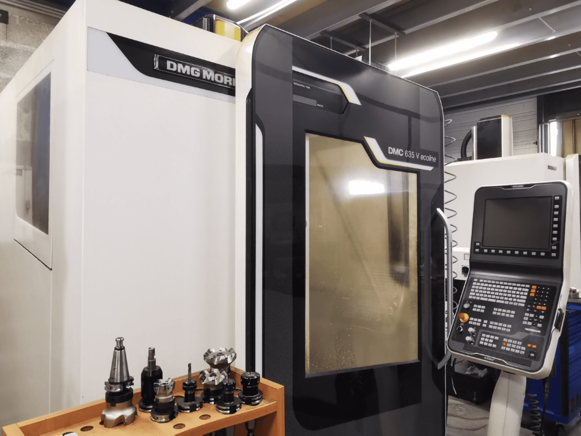 Вид спереди вертикального обрабатывающего центра DMG MORI DMC 635 V ecoline с панелью управления и держателем инструмента.