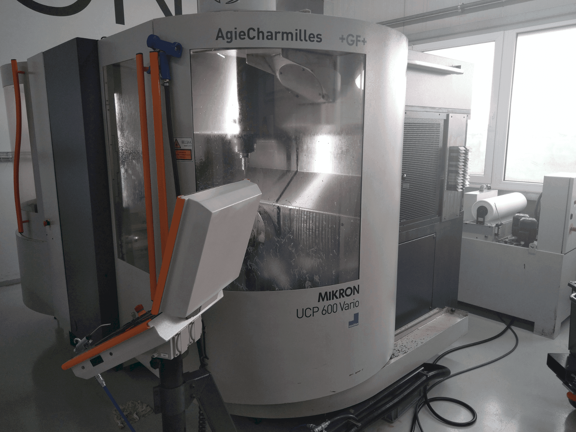 Вид станка MIKRON UCP 600 Vario спереди