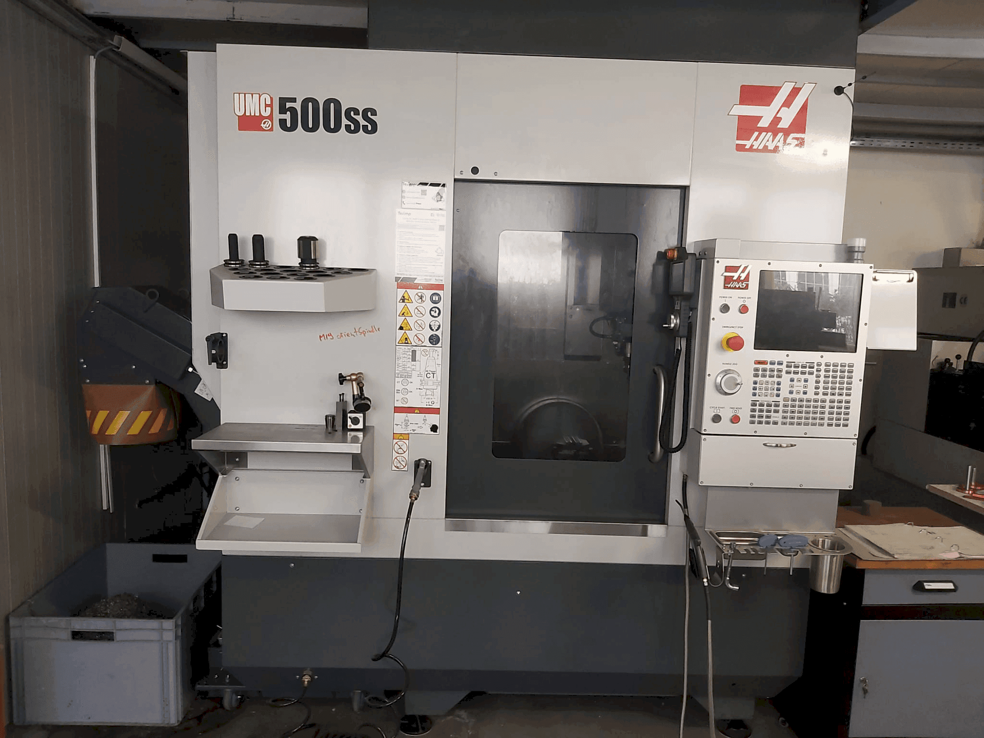 Вид станка HAAS UMC-500SS спереди