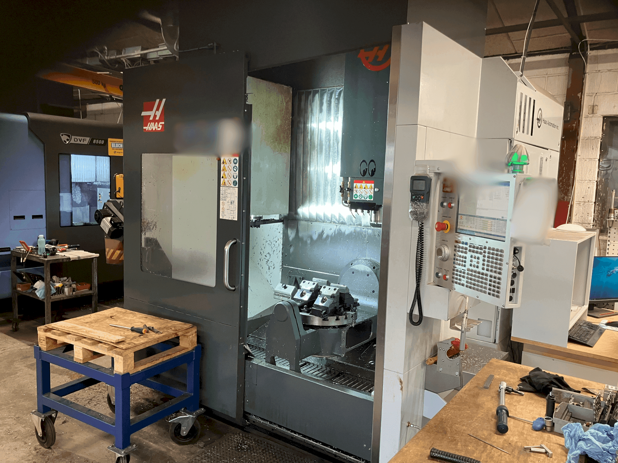 Вид станка HAAS UMC-750 спереди