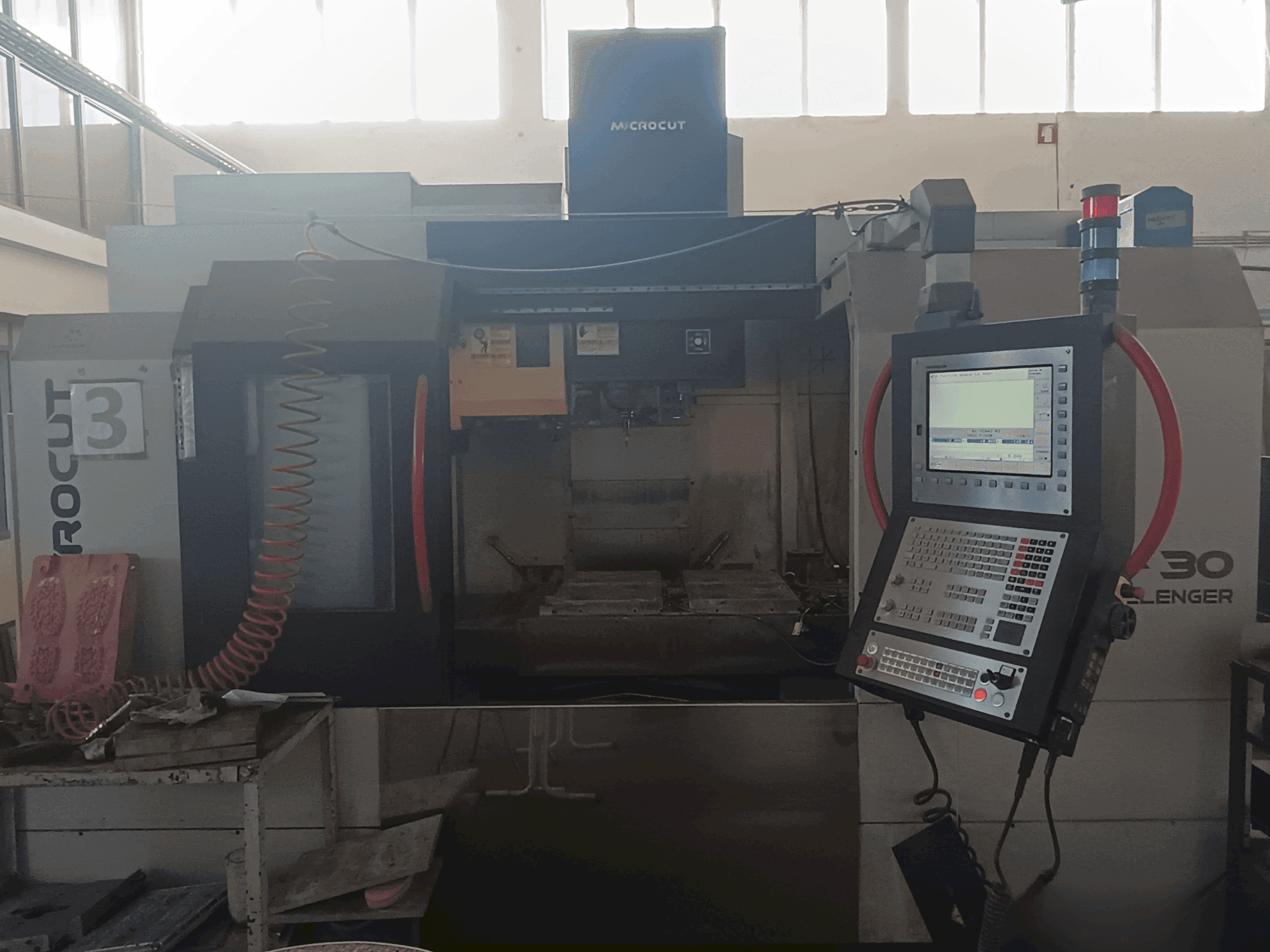 Вид станка MICROCUT V-30 Challenger спереди