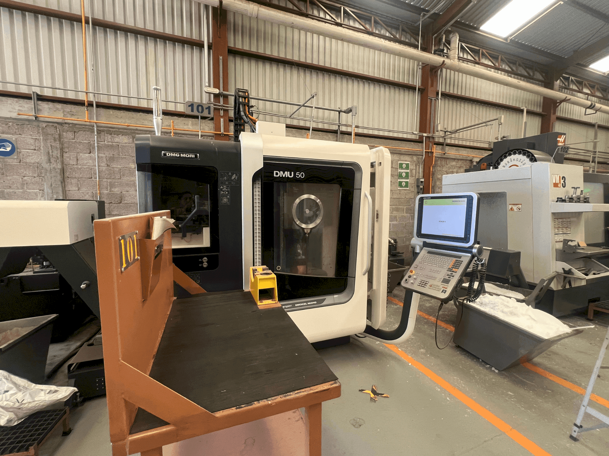 Вид станка DMG MORI DMU 50 спереди