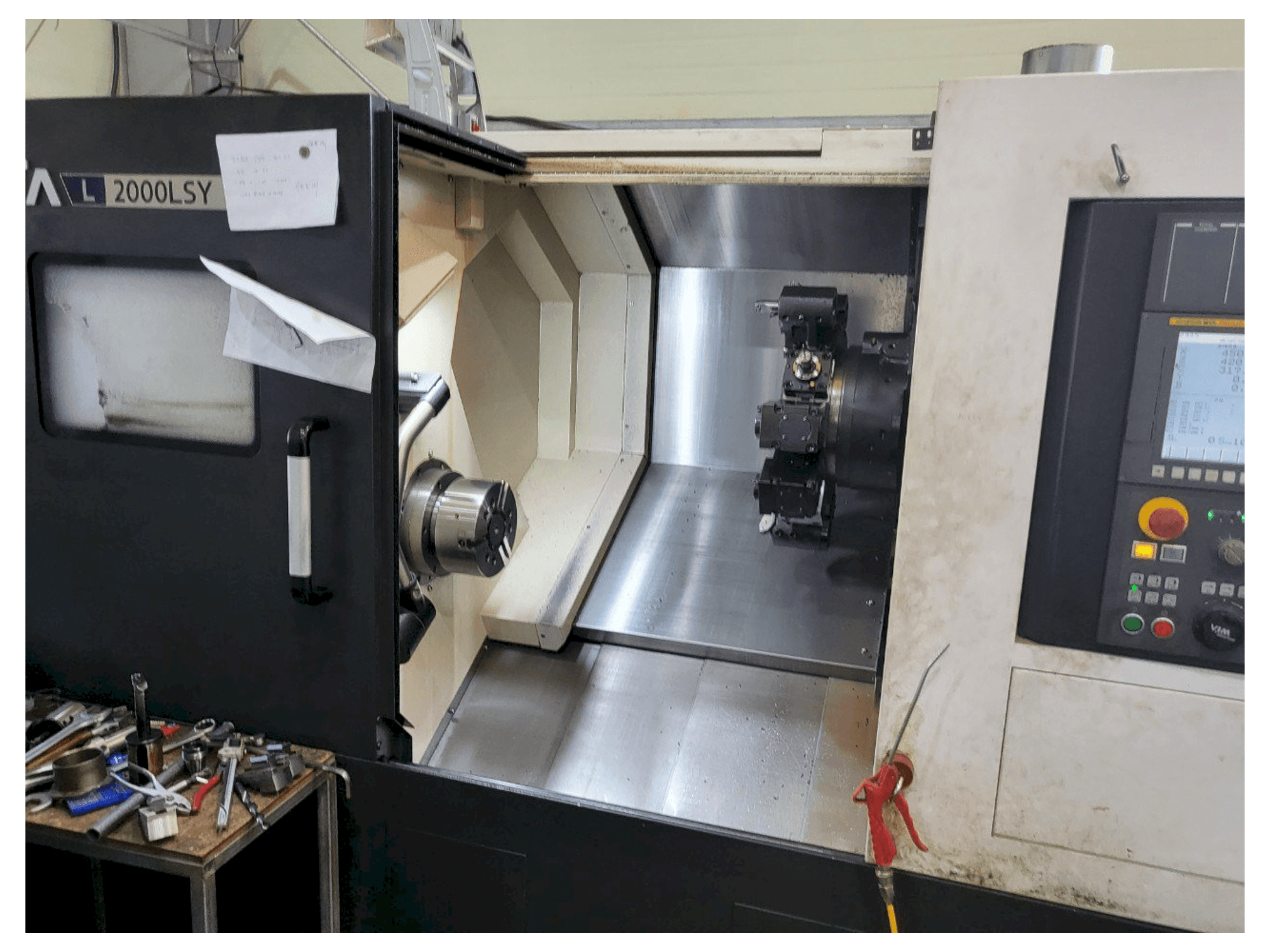 Вид станка Hyundai Wia L2000LSY спереди