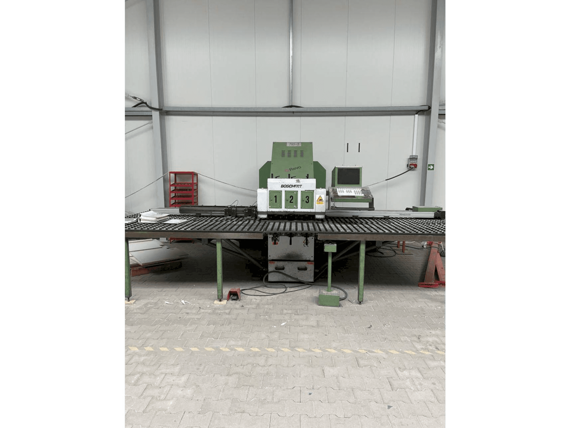 Вид станка BOSCHERT TRI 1250 CNC Z спереди