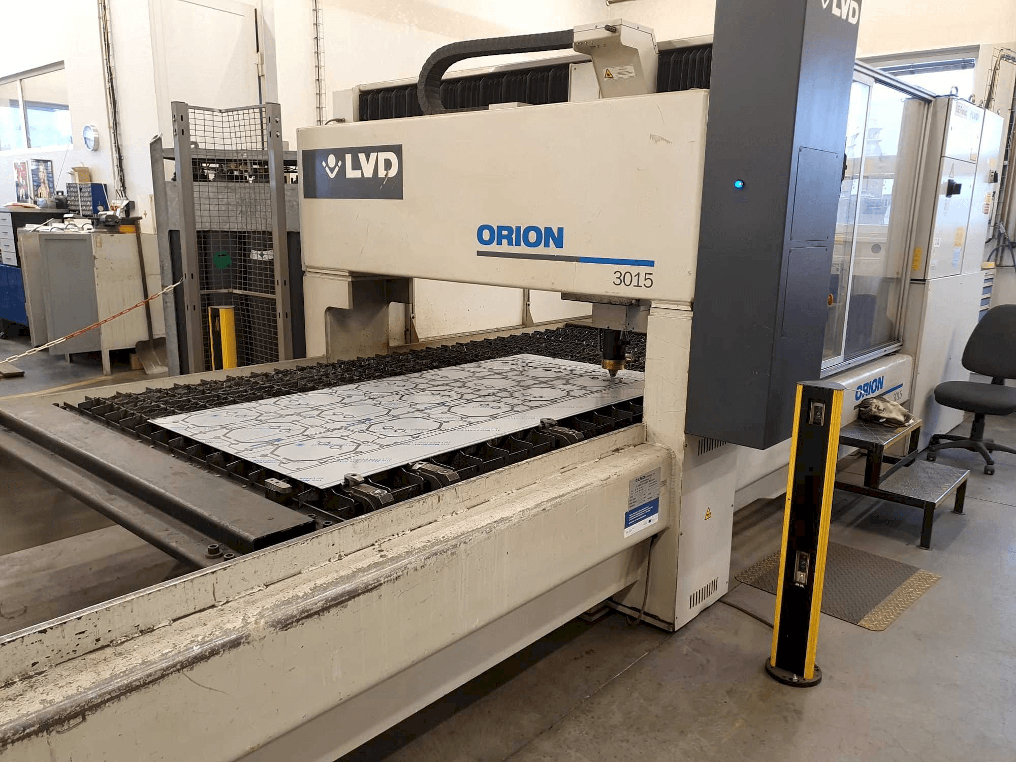 Вид станка с LVD Orion 3015 правой стороны