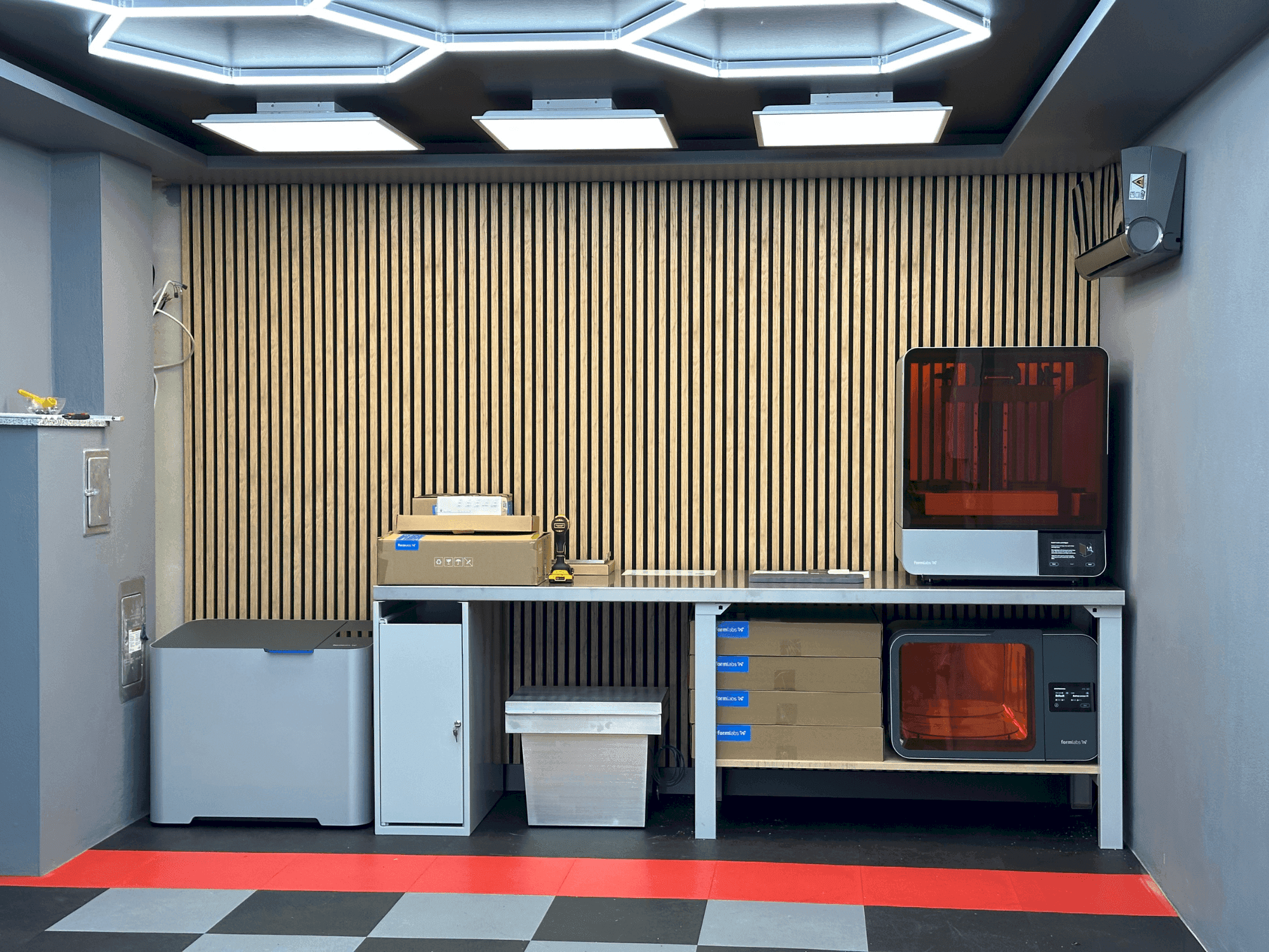 Вид станка FORMLABS 4L спереди