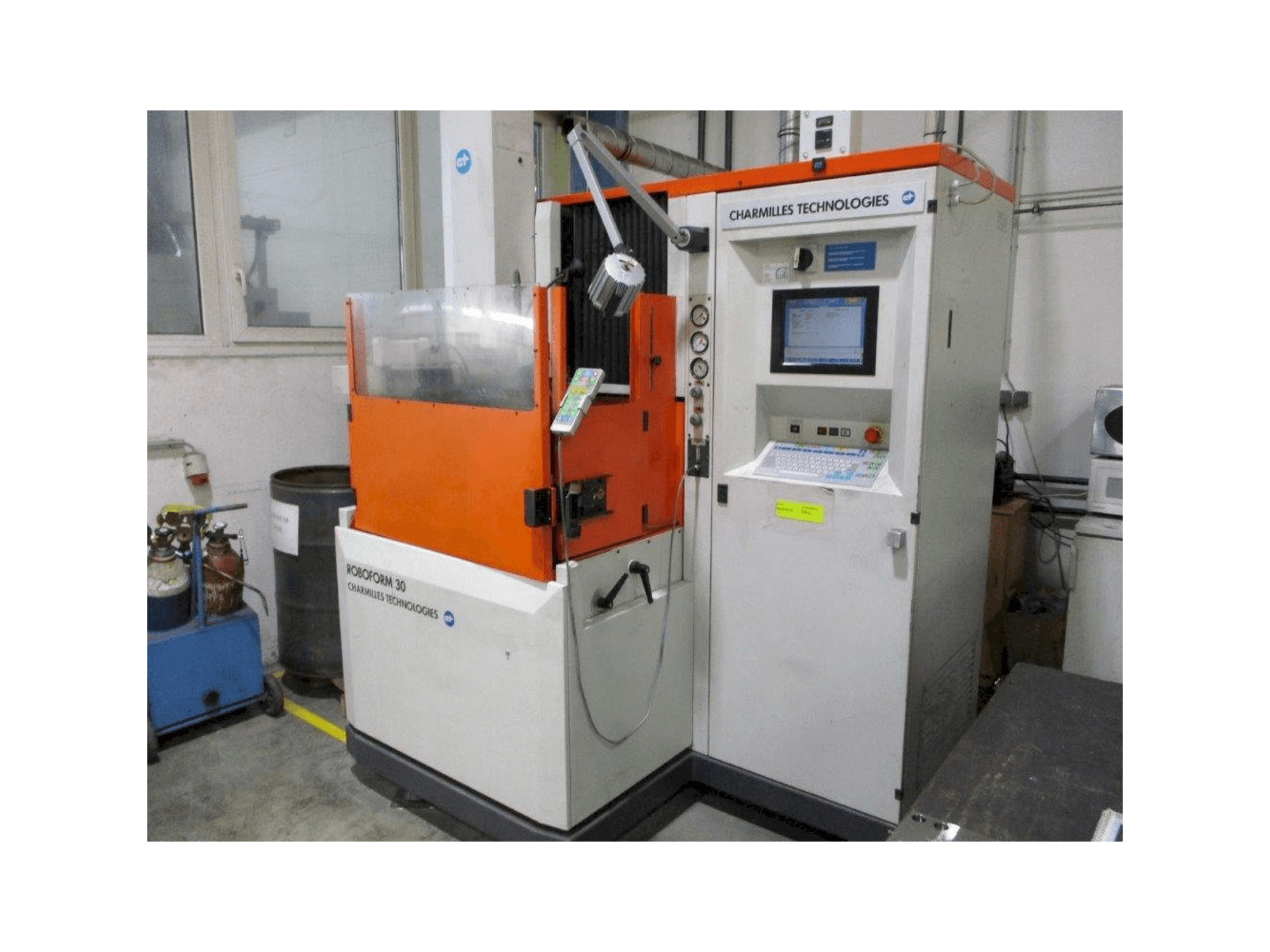 Вид станка CHARMILLES Roboform 30 спереди