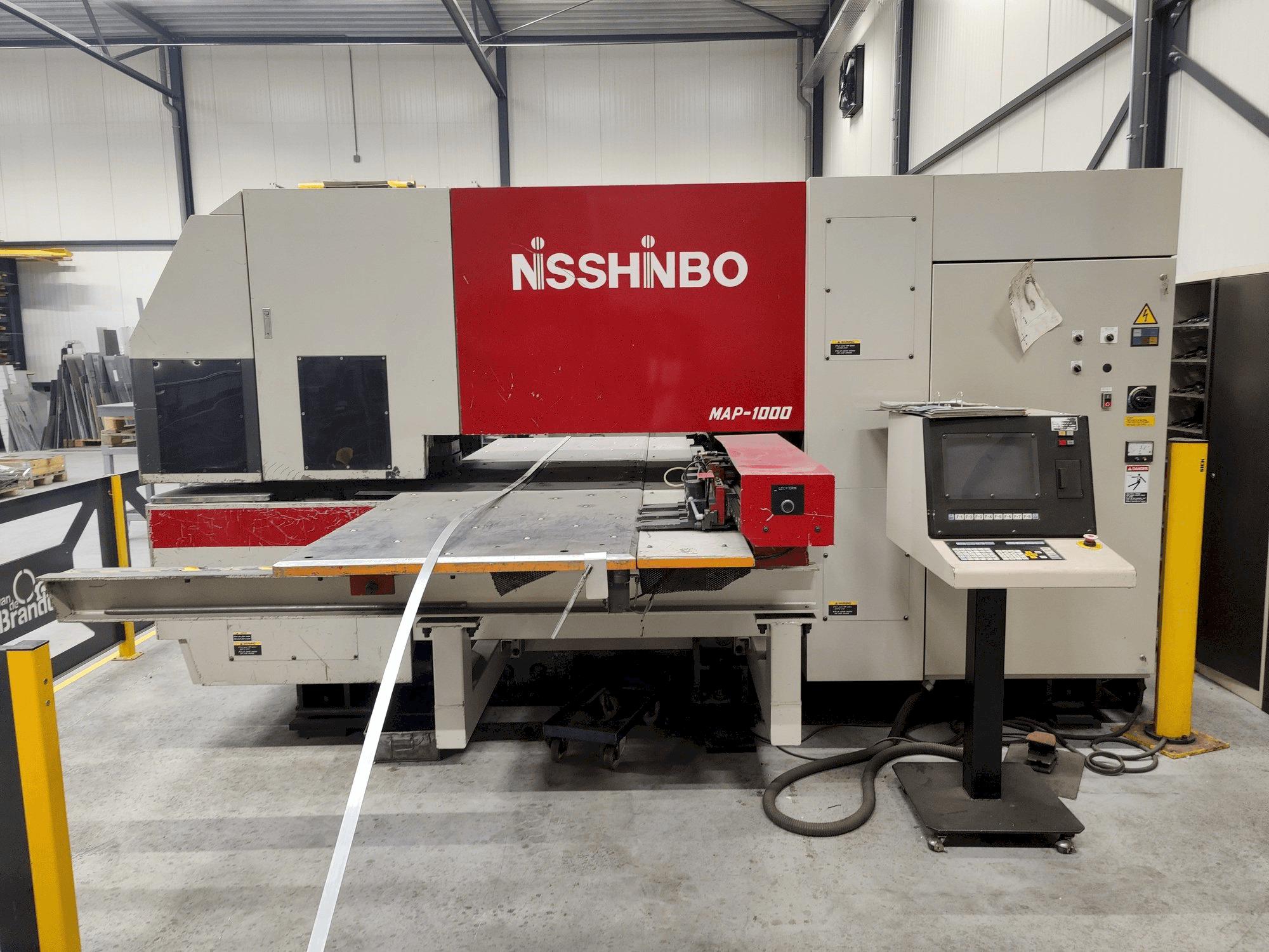 Вид станка Nisshinbo MAP-1000 спереди