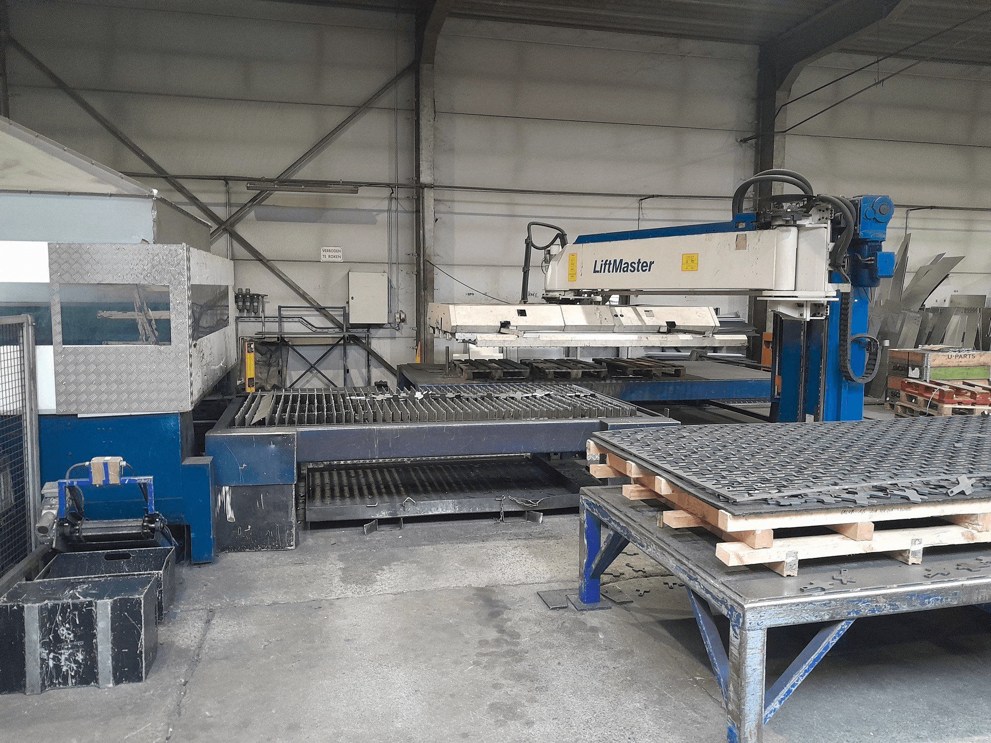 Вид станка Trumpf TruLaser 3030+ Liftmaster спереди