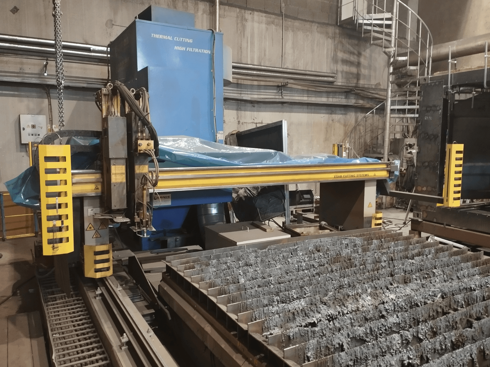 Аппарат кислородно-плазменной резки ESAB Combirex DX3500, вид спереди, с желтыми элементами безопасности и столом для резки металла.
