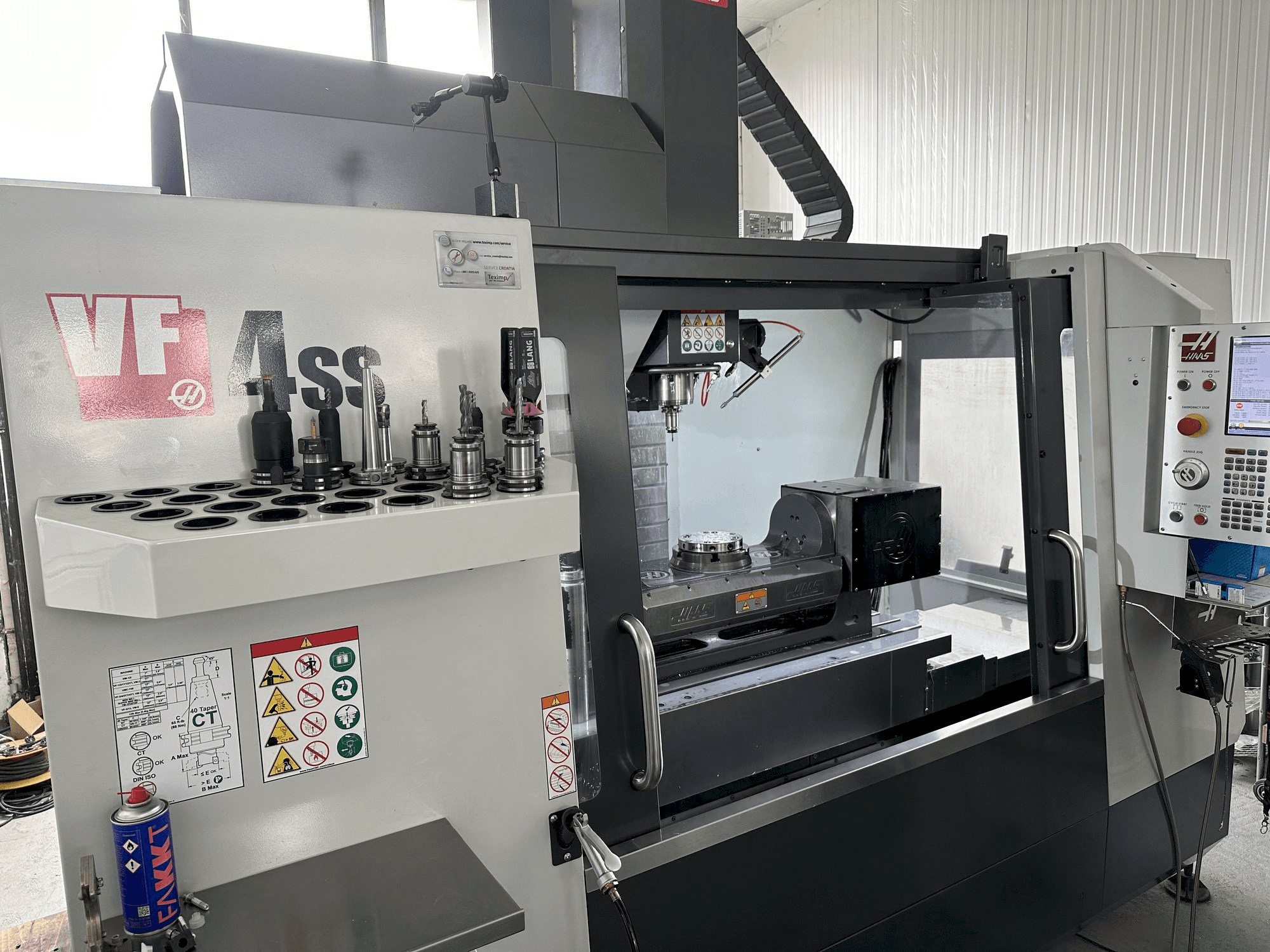 Вид станка HAAS VF-4SS слева