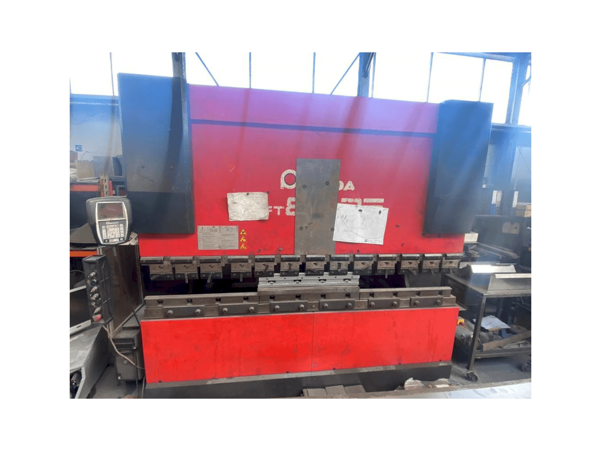 Вид станка AMADA HFT 80 25 спереди